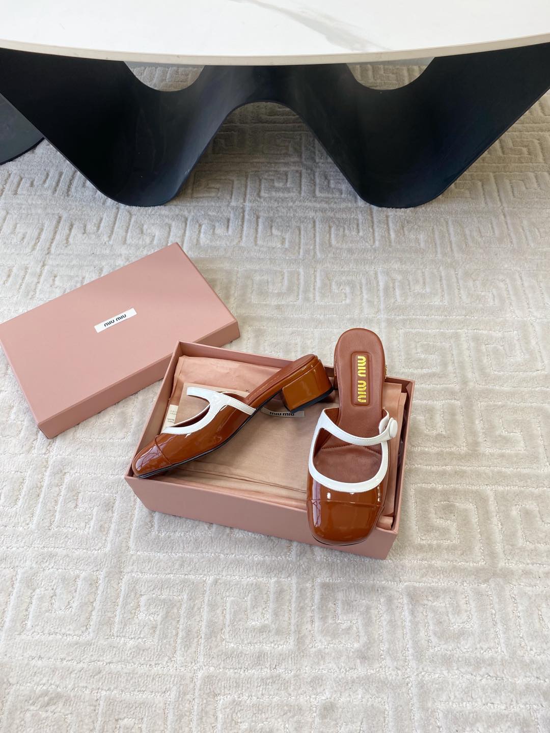 MARY JANE MULE PUMPS IN RED BROWN GLOSSY SHEEPSKIN