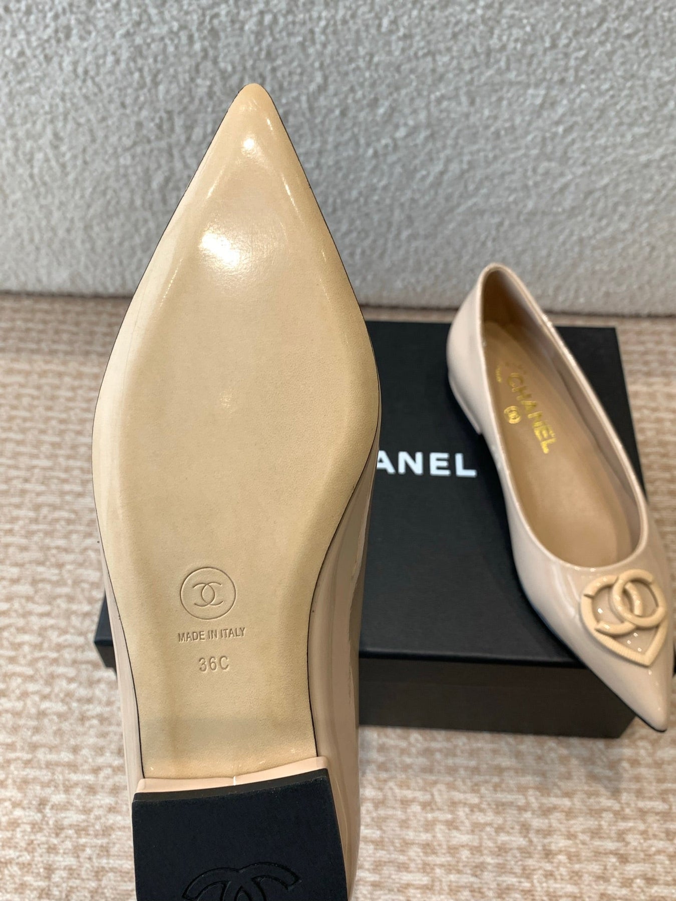 FLAT PUMPS IN BISQUE BEIGE PATENT CALFSKIN