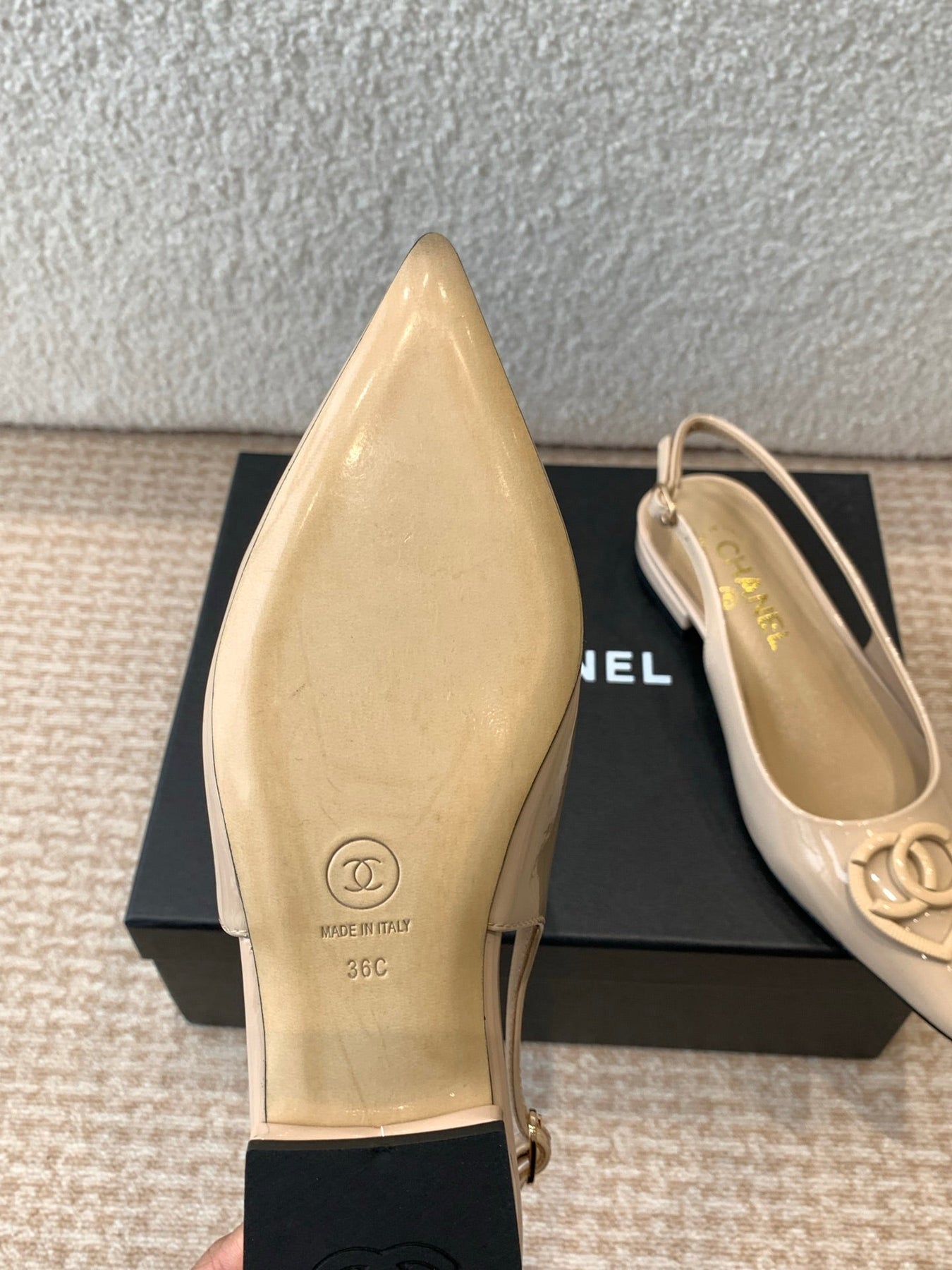 FLAT MULES IN BISQUE BEIGE PATENT CALFSKIN