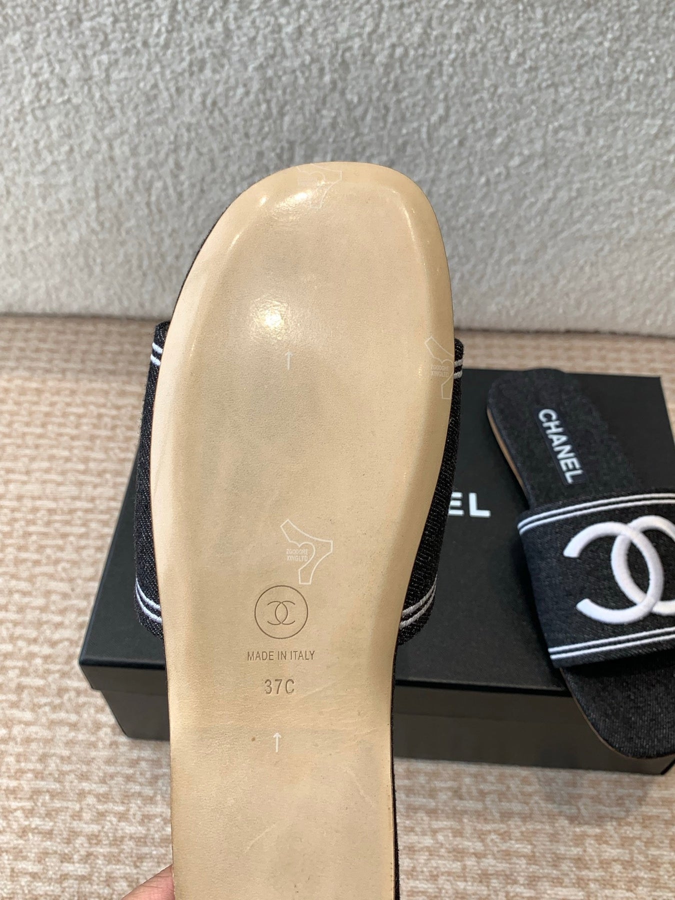 FLAT SLIDE IN BLACK DENIM WITH WHITE LOGO