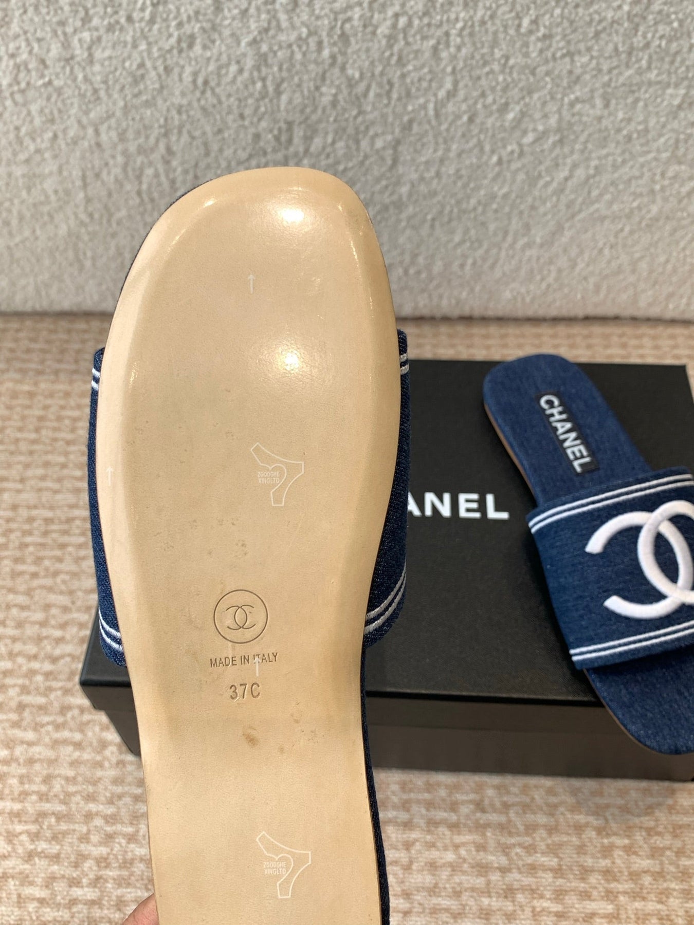 FLAT SLIDE IN NAVY BLUE DENIM WITH WHITE LOGO