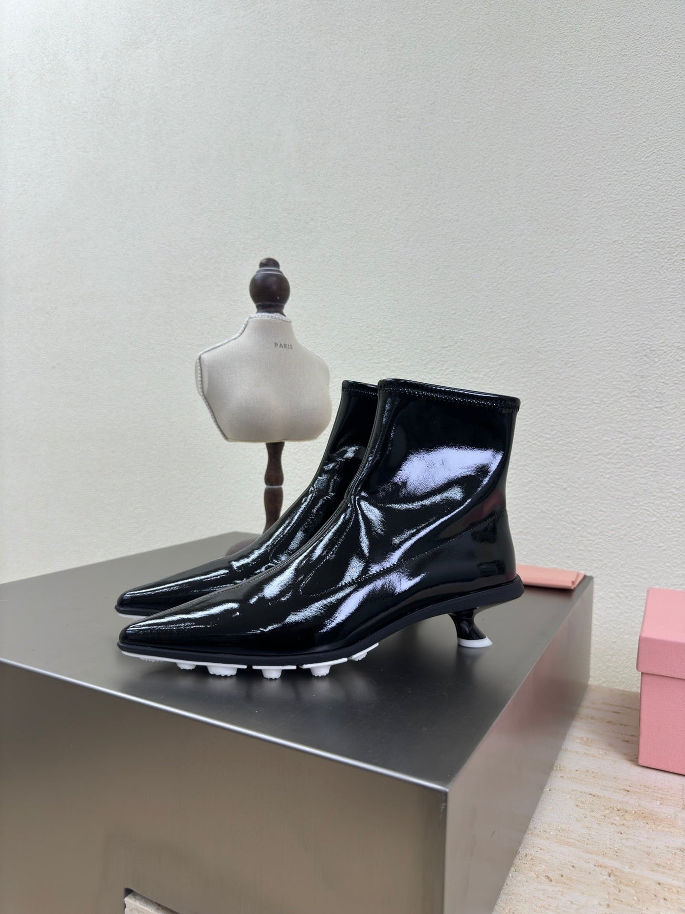 ANKLE POINTED-TOE BOOTS IN BLACK GLOSSY CALFSKIN