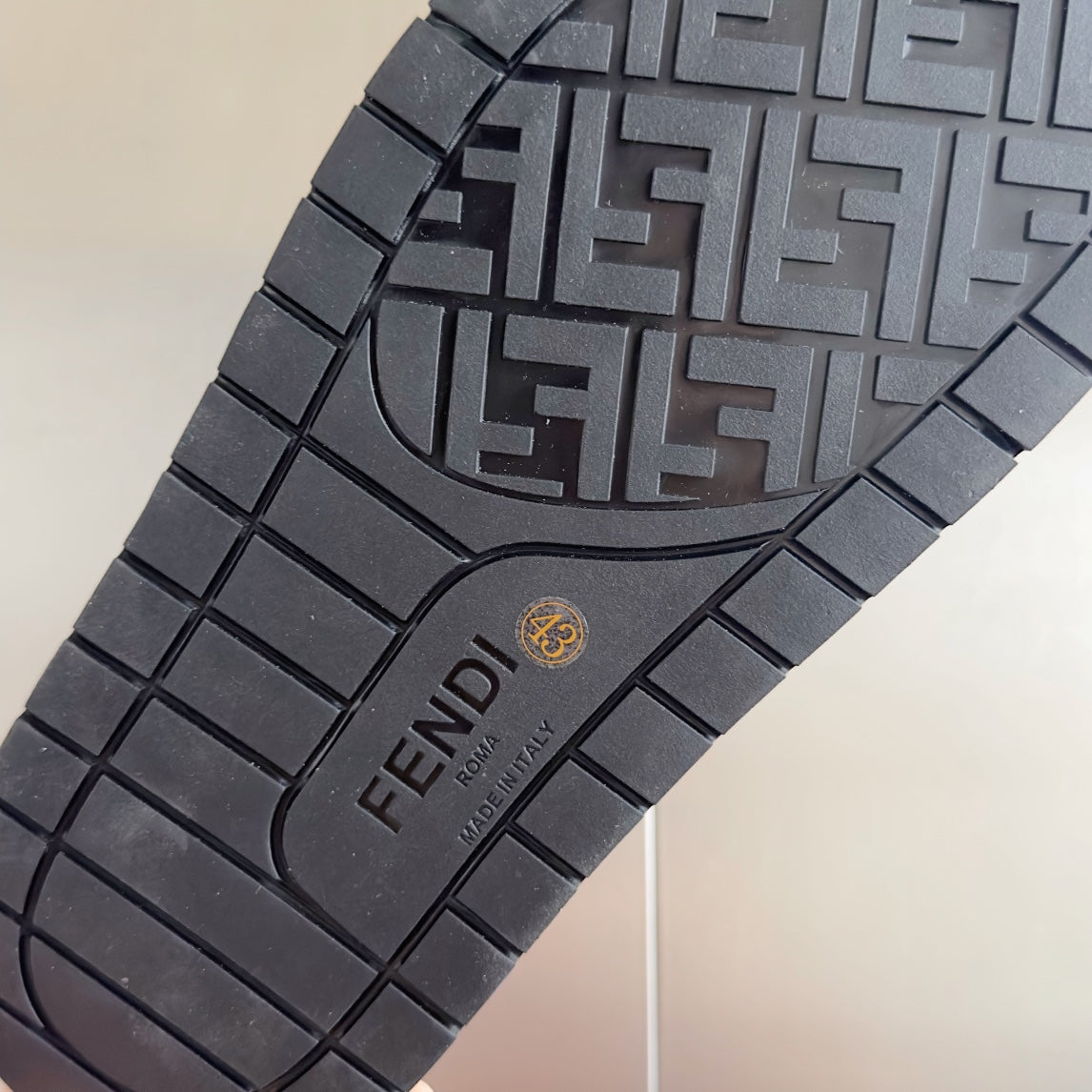 FENDI DIAGONAL ONE-STRAP SLIDE IN BLACK CALFSKIN AND RUBBER