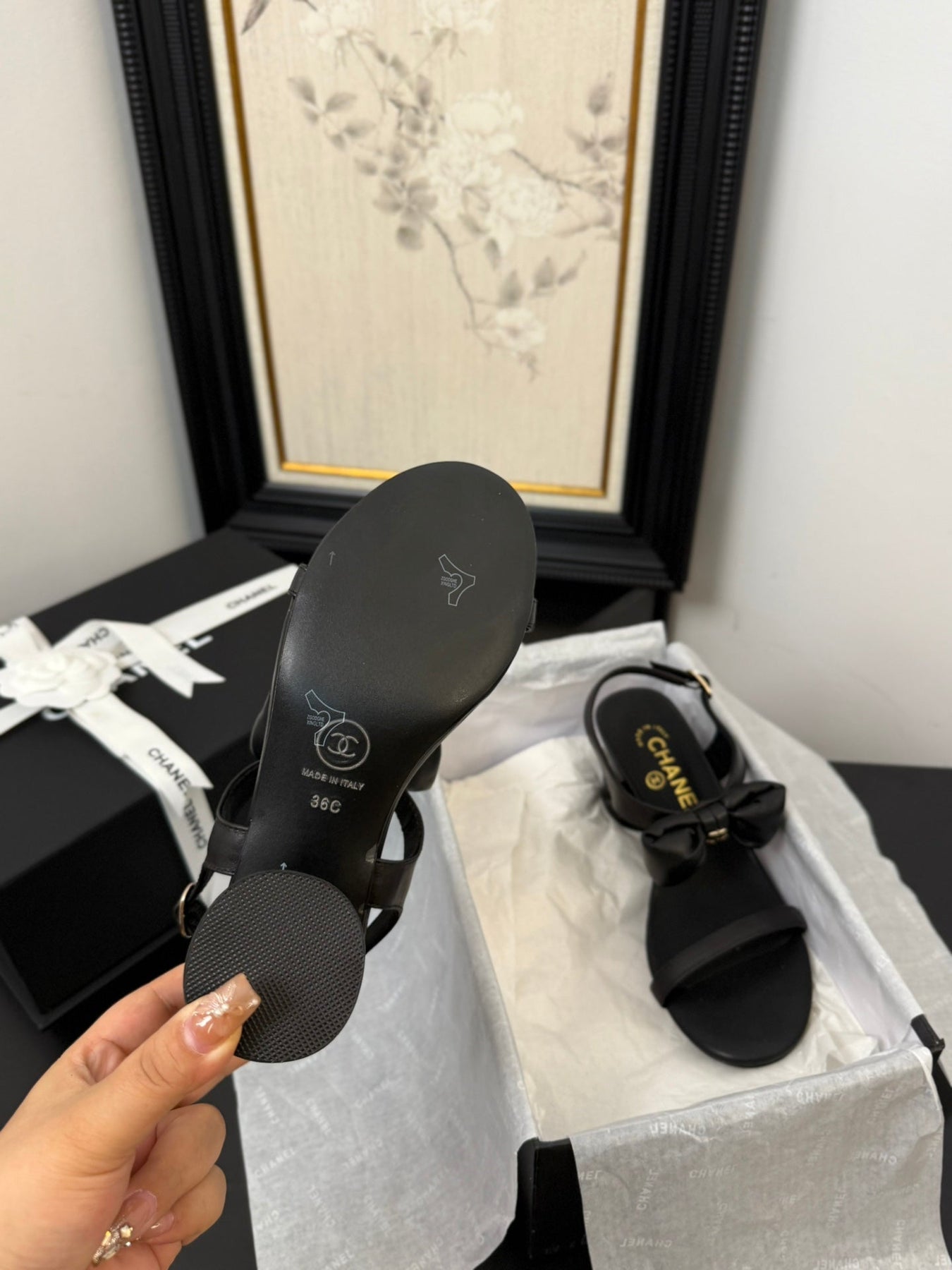 MID HEEL SANDALS IN BLACK CALFSKIN WITH BOW