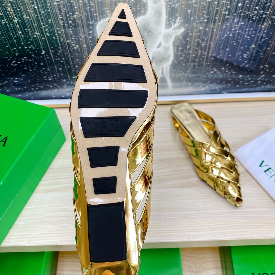 ALFIE LEATHER FLAT MULES IN GOLD PATENT CALFSKIN WITH WOVEN DESIGN