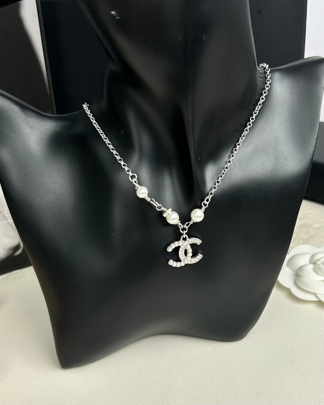 CC NECKLACE IN SILVER CHAIN WITH WHITE PEARL AND CRYSTAL EMBELLISHED LOGO