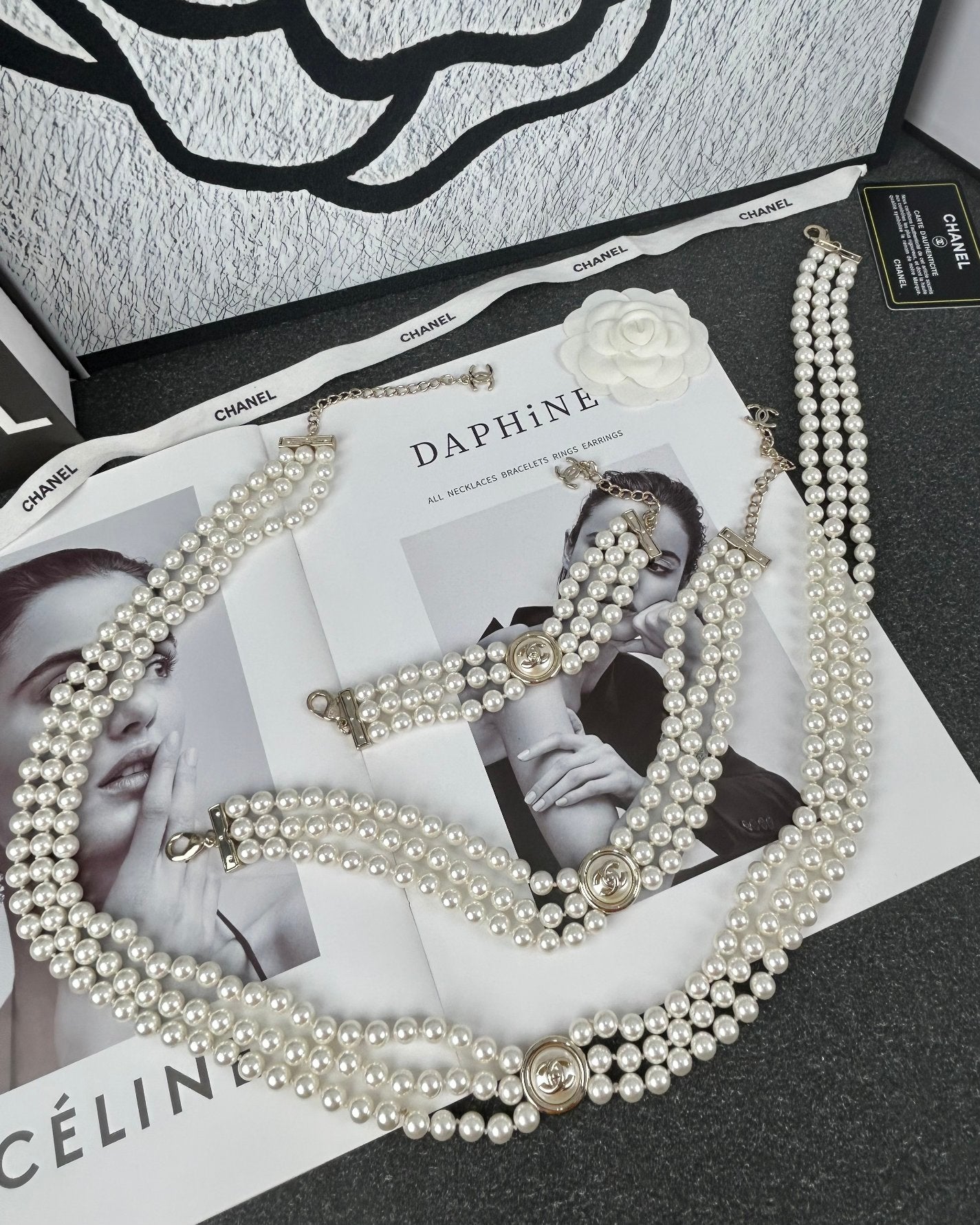 CC ROUND BUTTON RESIN BRACELET WITH THREE LAYERS OF PEARLS