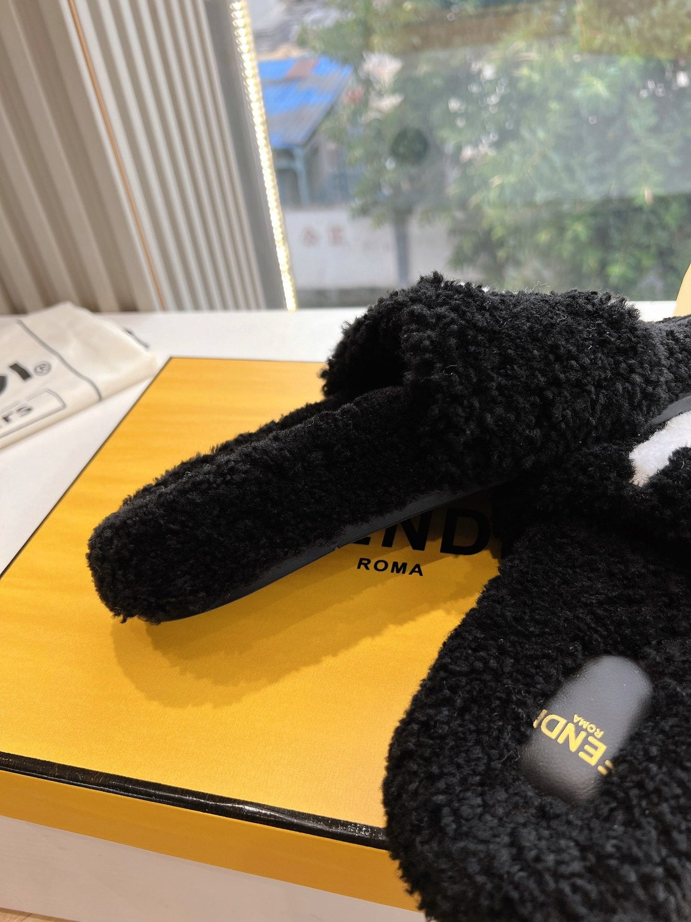 FLAT SLIDE IN BLACK FLEECE WITH WHITE LOGO
