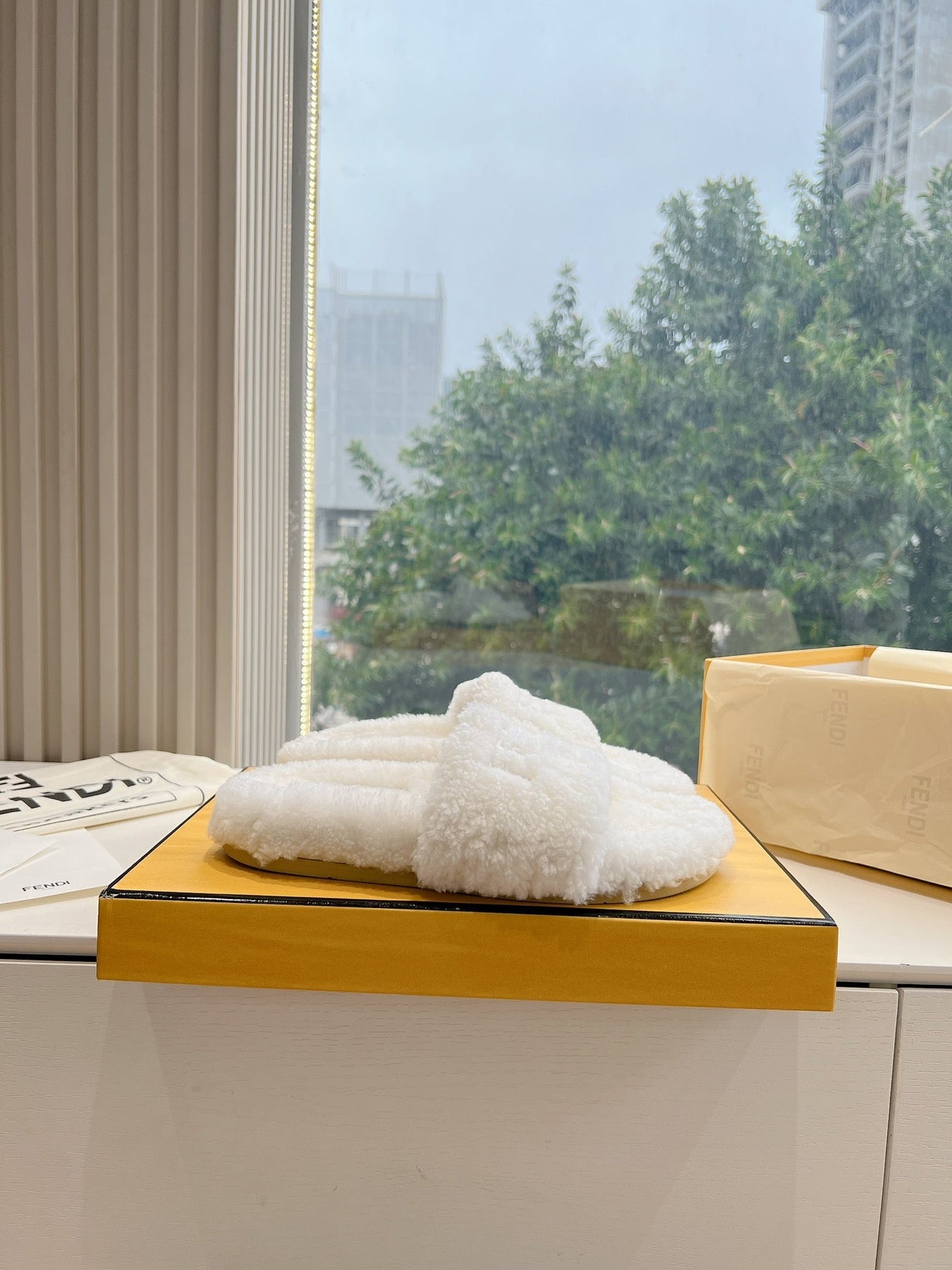 FLAT SLIDE IN WHITE FLEECE