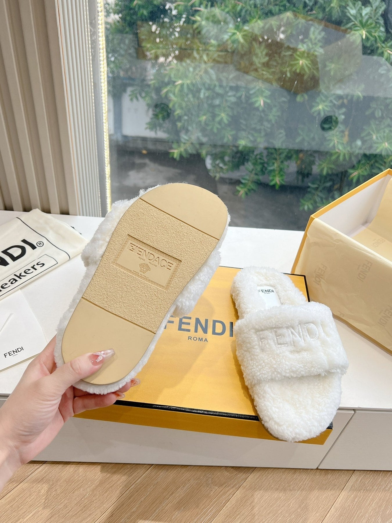 FLAT SLIDE IN WHITE FLEECE