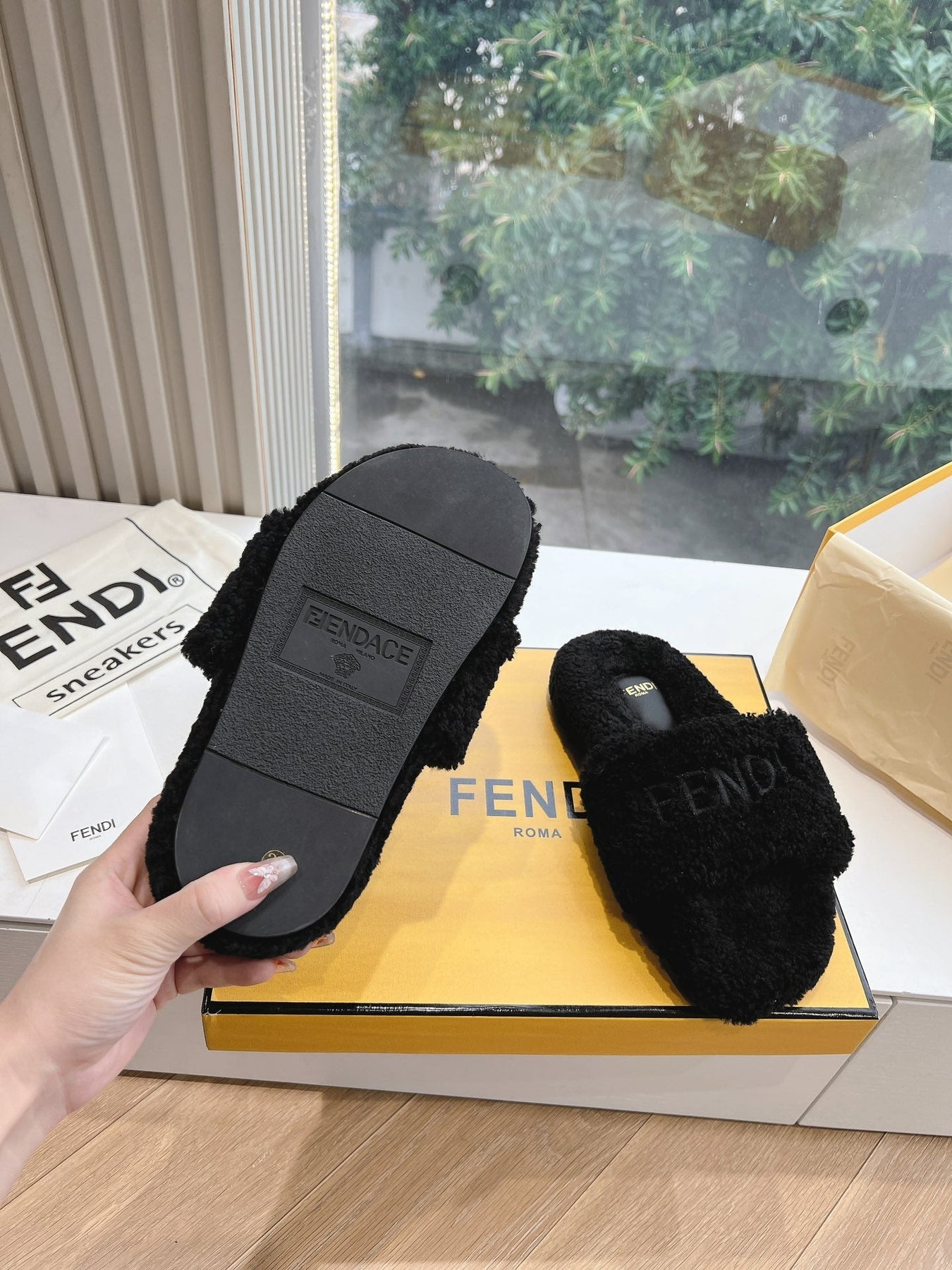 FLAT SLIDE IN BLACK FLEECE