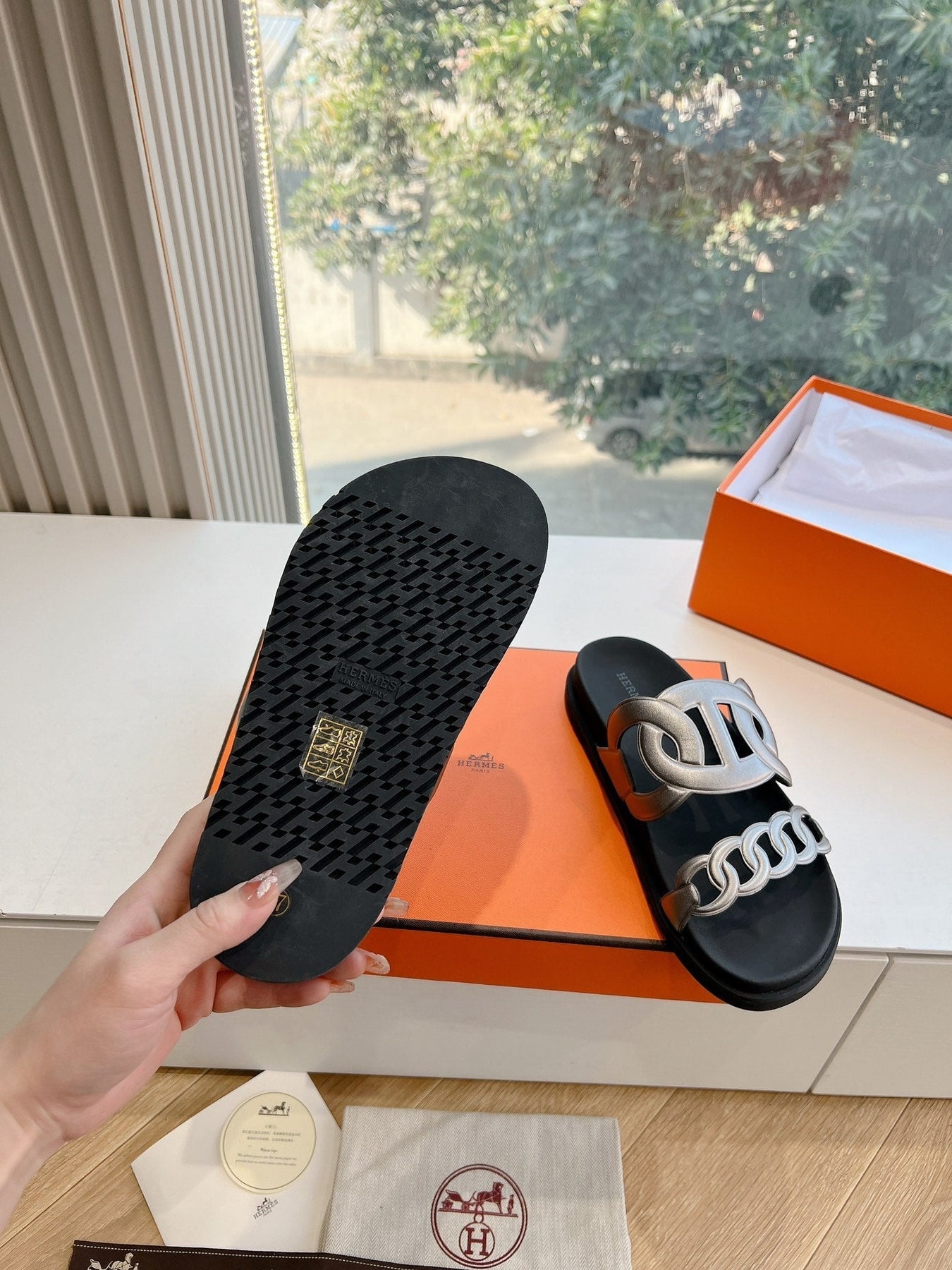 EXTRA SANDAL IN SILVER CALFSKIN