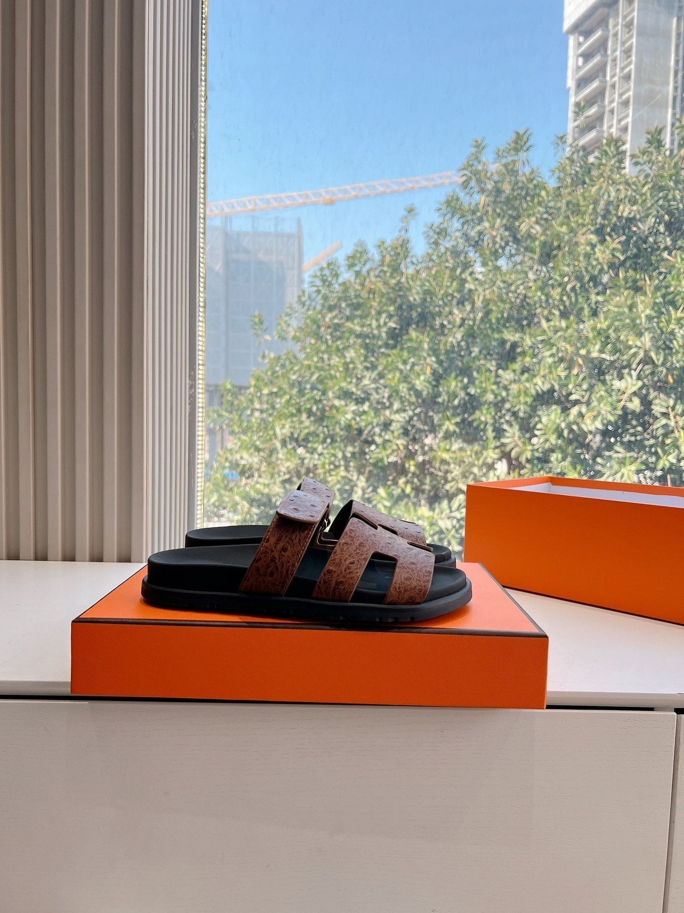 CHYPRE SANDAL IN CHOCOLATE BROWN GRAINED CALFSKIN