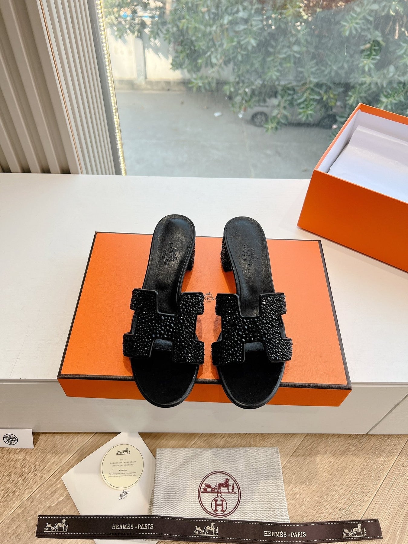 0ASIS SANDAL IN BLACK SUEDE WITH CRYSTALS