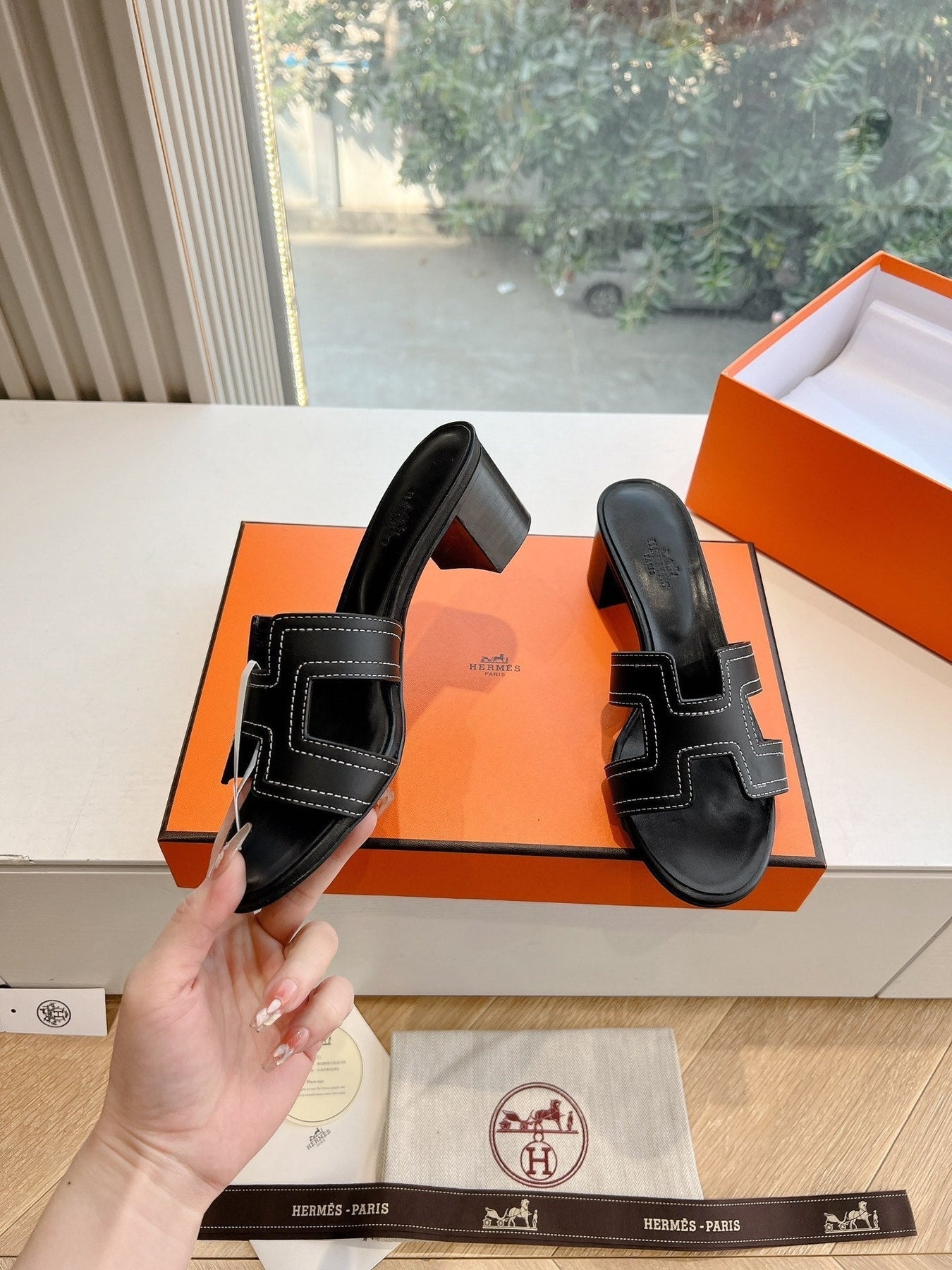 0ASIS SANDAL IN BLACK MIX WHITE CALFSKIN