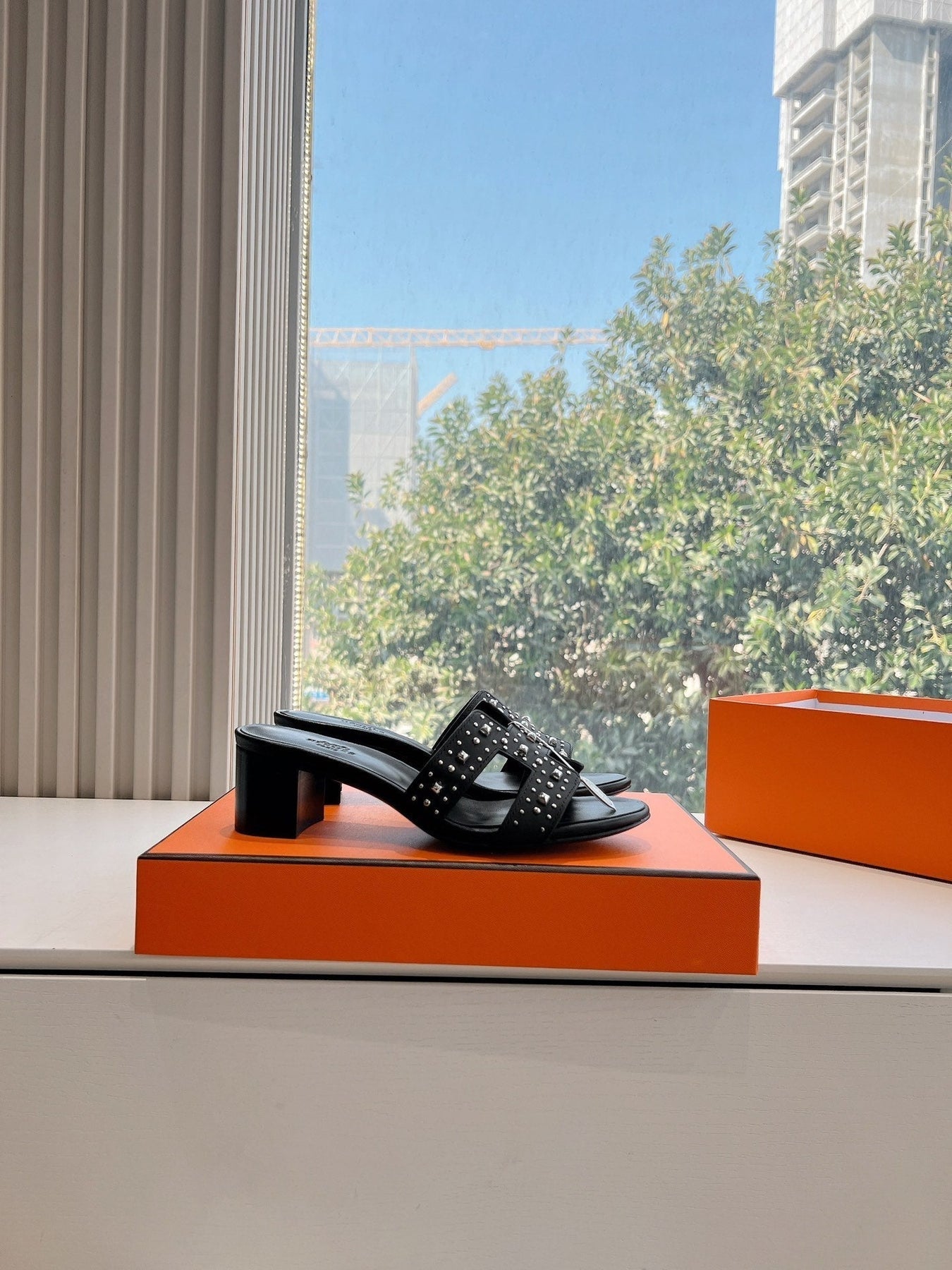 0ASIS SANDAL IN BLACK CALFSKIN WITH STUD