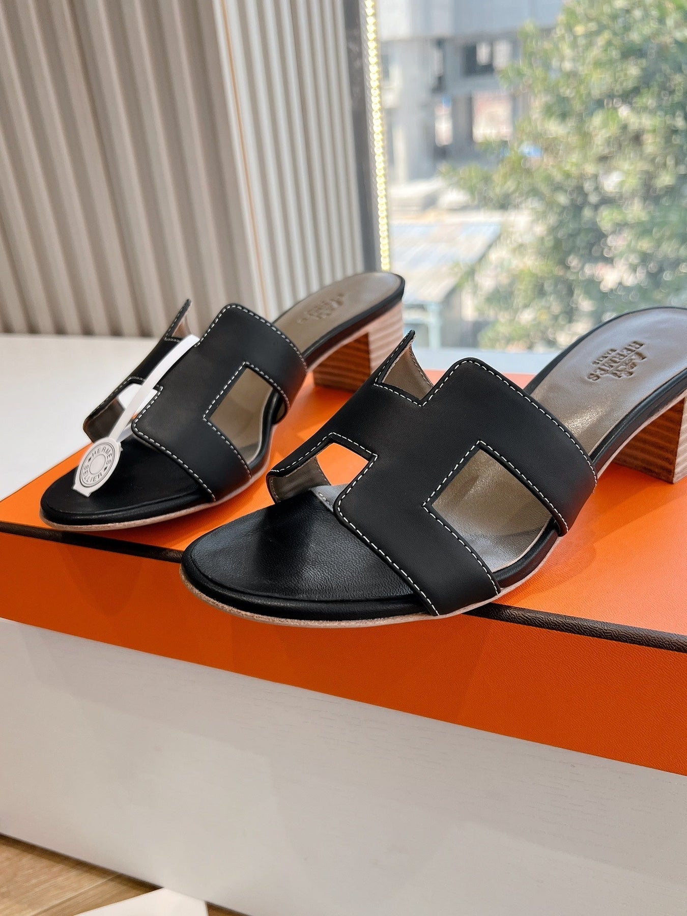 0ASIS SANDAL IN BLACK CALFSKIN