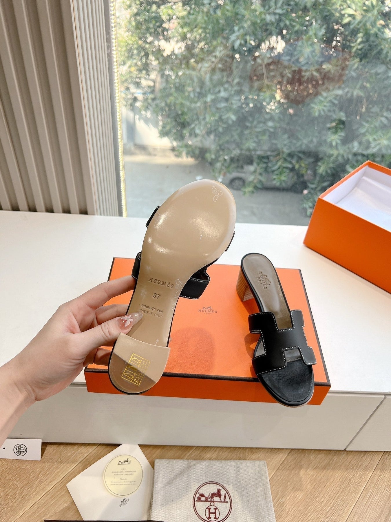 0ASIS SANDAL IN BLACK CALFSKIN