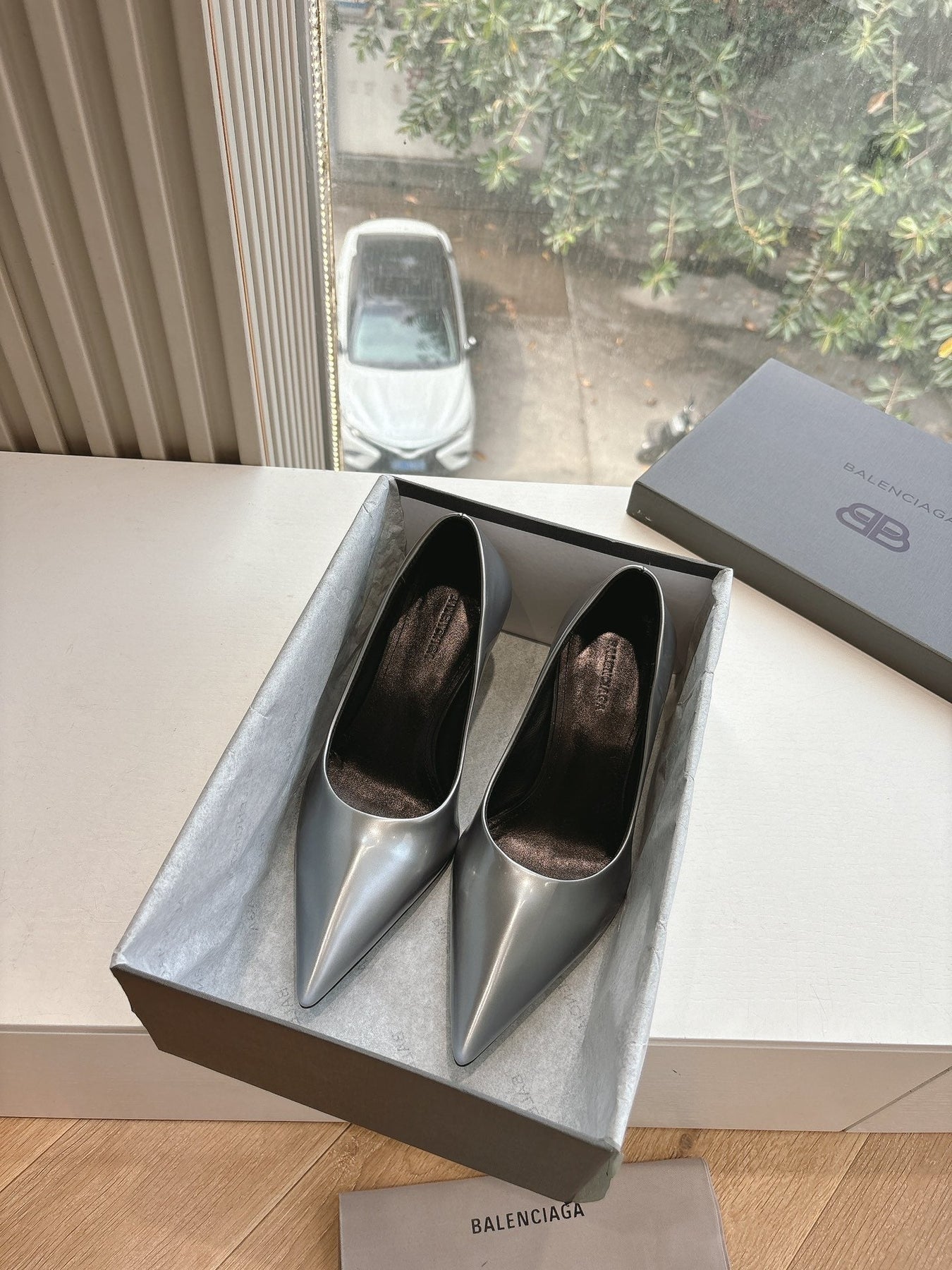 HIGH PUMPS IN RHINO GRAY PATENT CALFSKIN