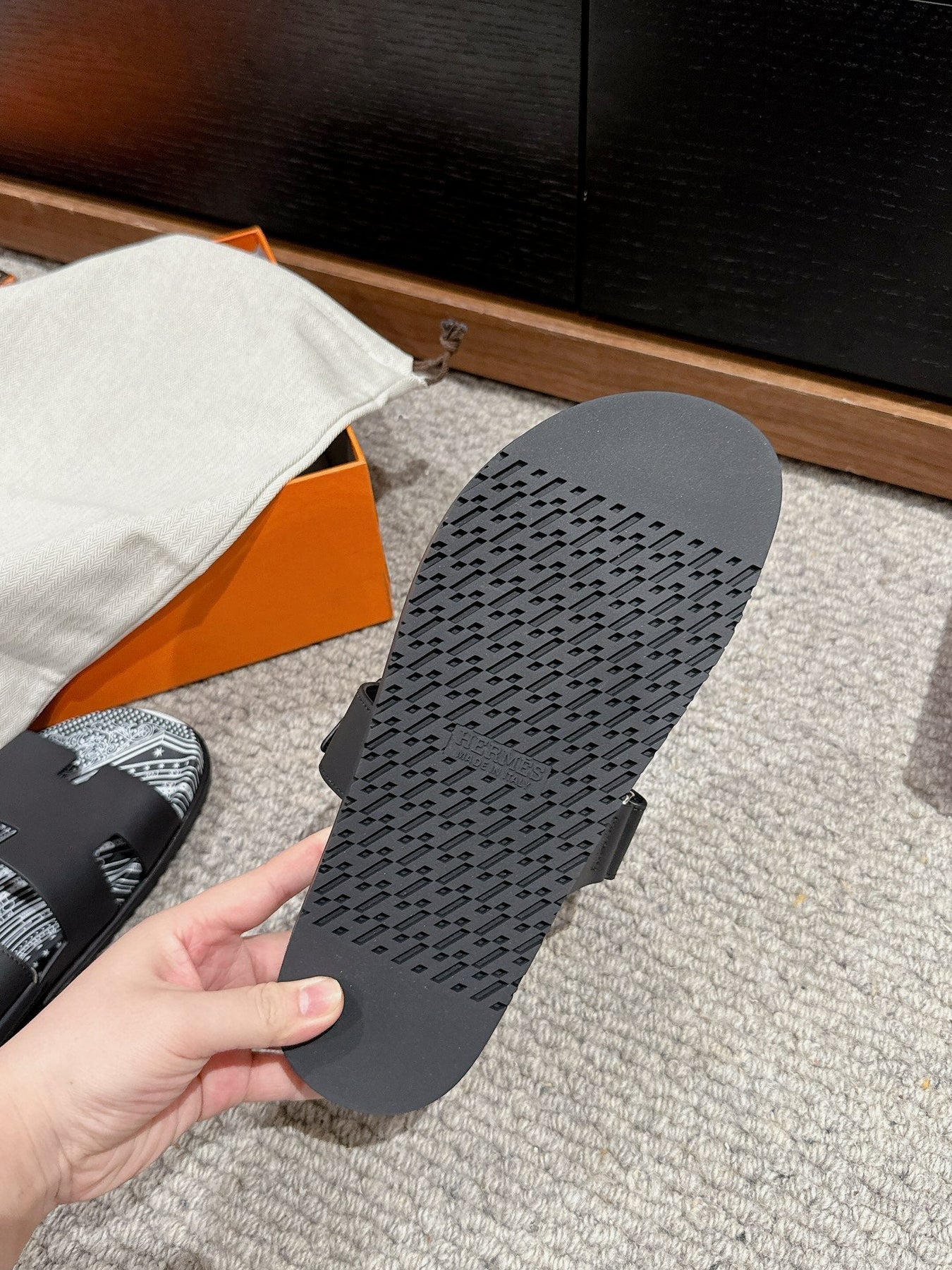 CHYPRE SANDAL BLACK CALFSKIN UNIQUE