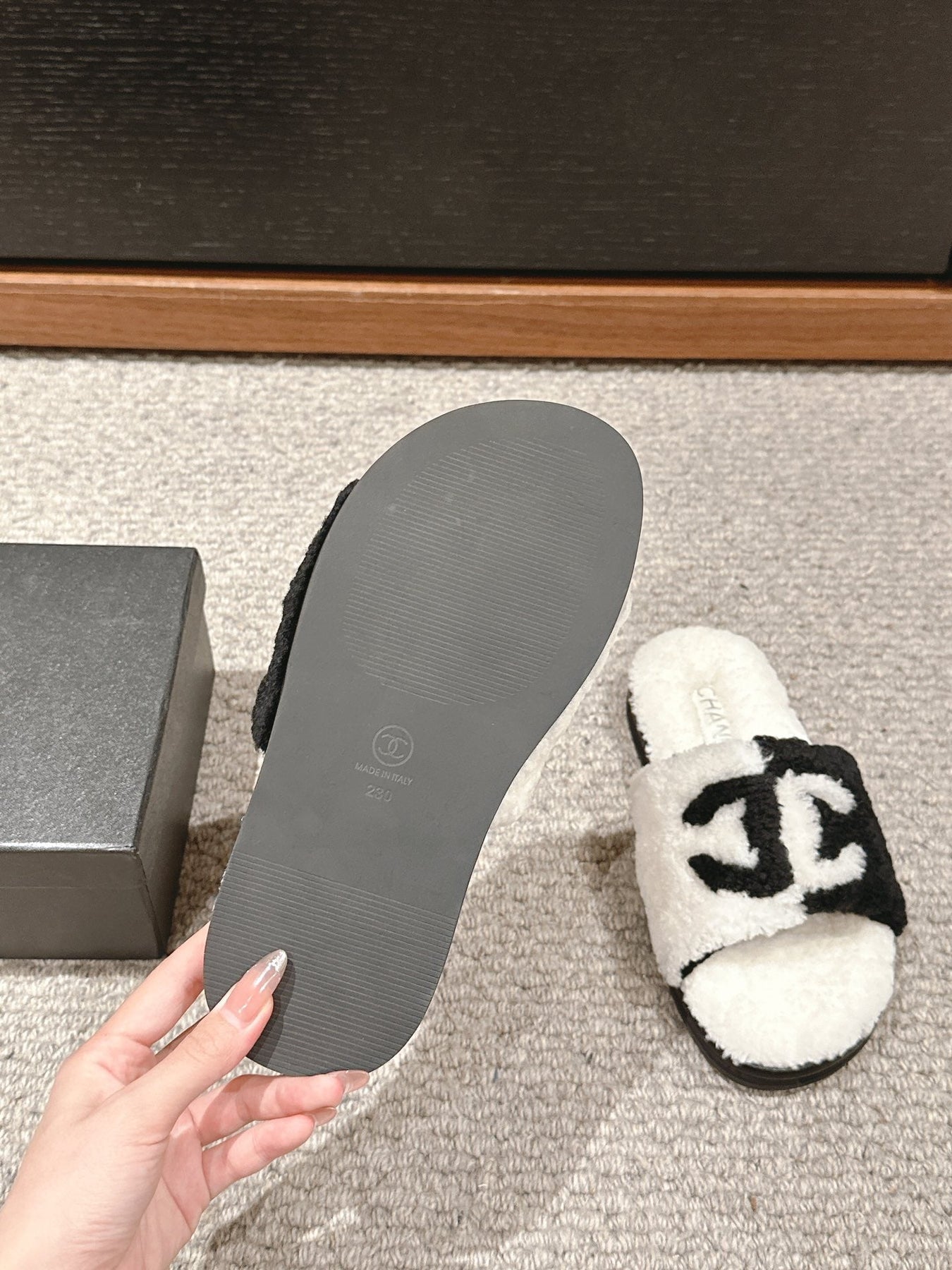 CC SLIPPERS IN WHITE MIX BLACK FLEECE