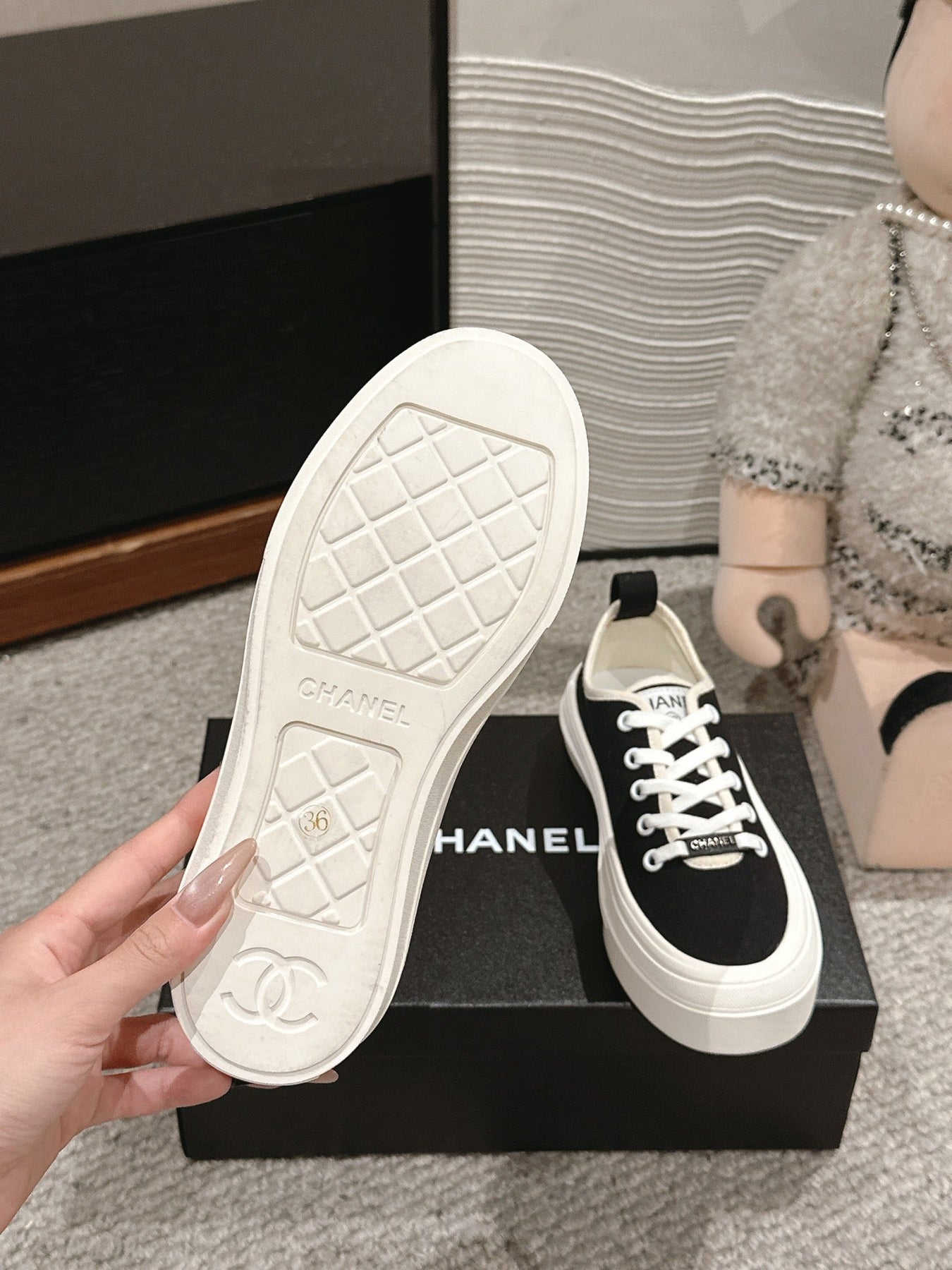 LACE-UP SNEAKERS IN BLACK CANVAS