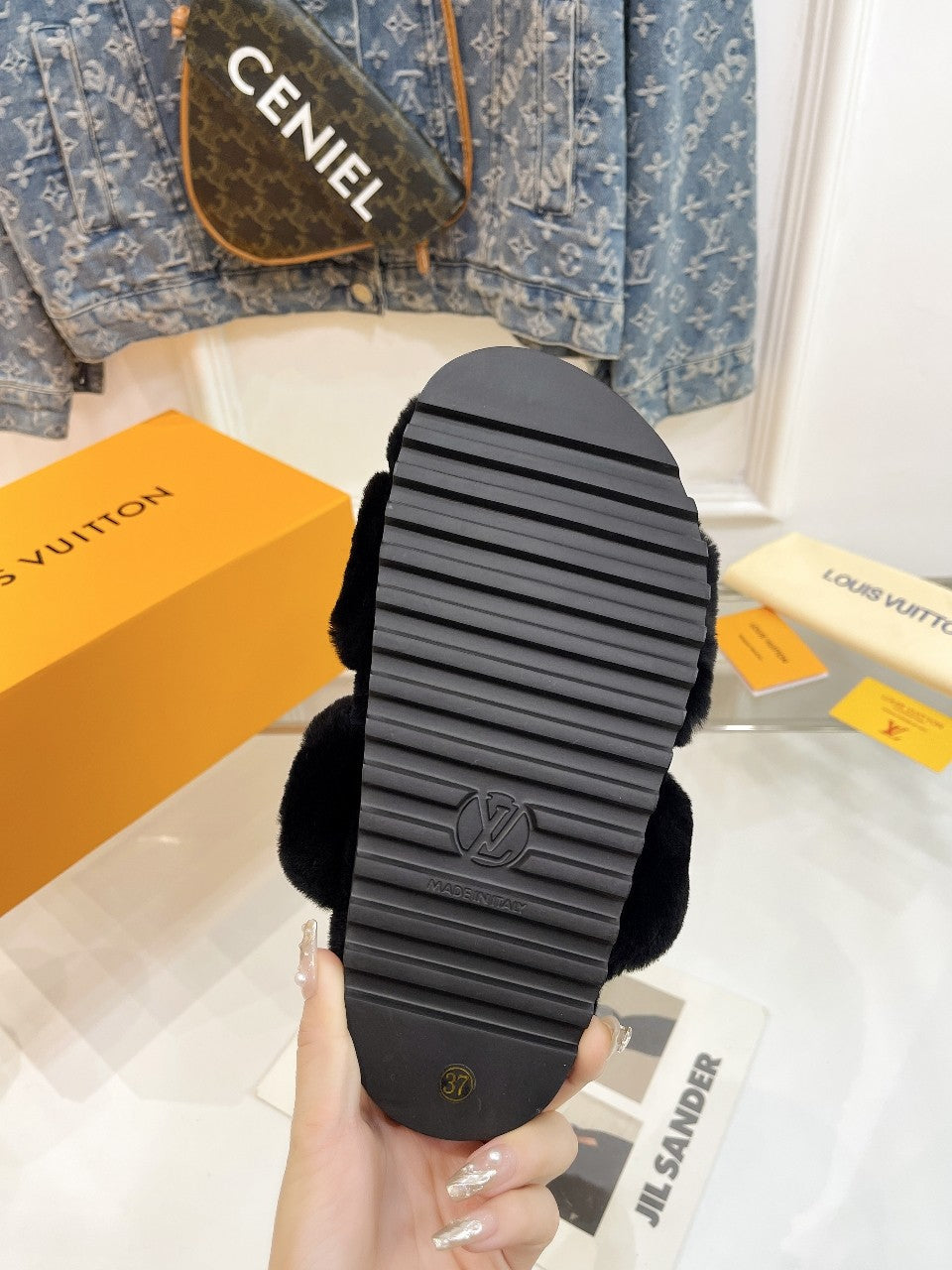 HALF MULE SLIPPERS IN BLACK FLEECE FEATURING METALLIC LOGO