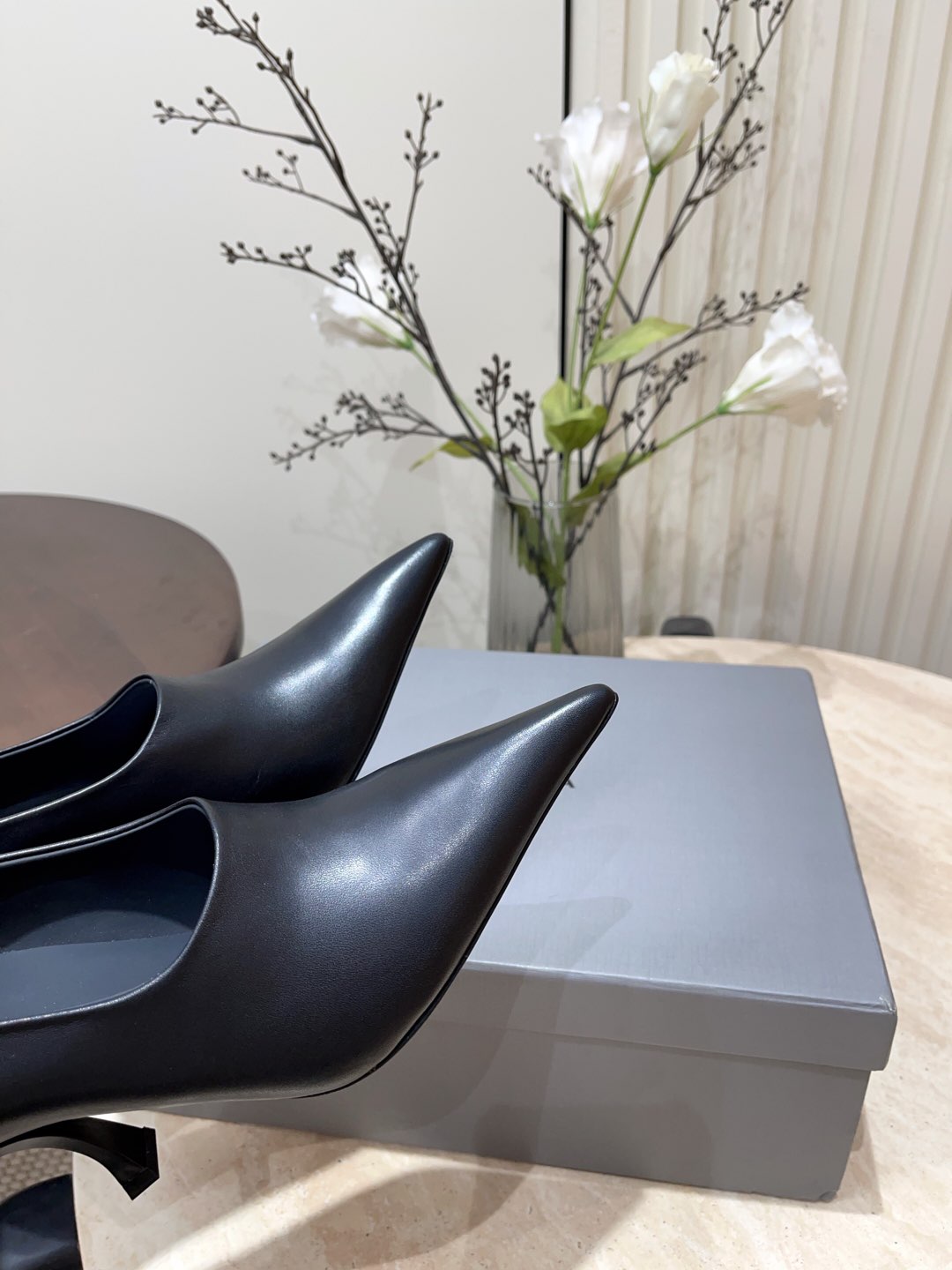 CURVED HEEL DEEP MOUTH PUMPS IN BLACK CALFSKIN