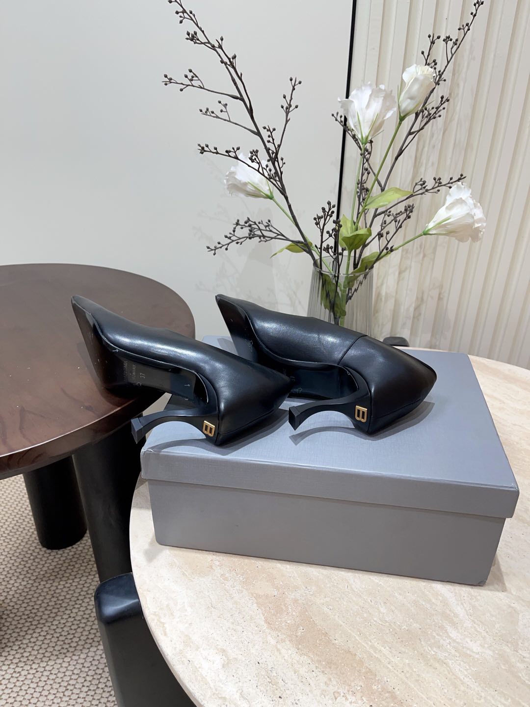 CURVED HEEL DEEP MOUTH PUMPS IN BLACK CALFSKIN