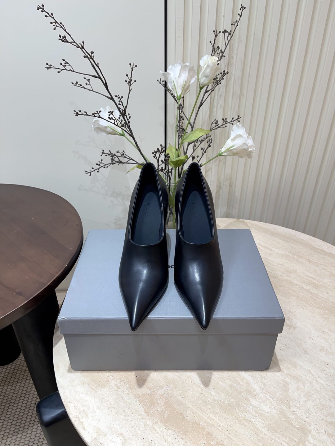 CURVED HEEL DEEP MOUTH PUMPS IN BLACK CALFSKIN