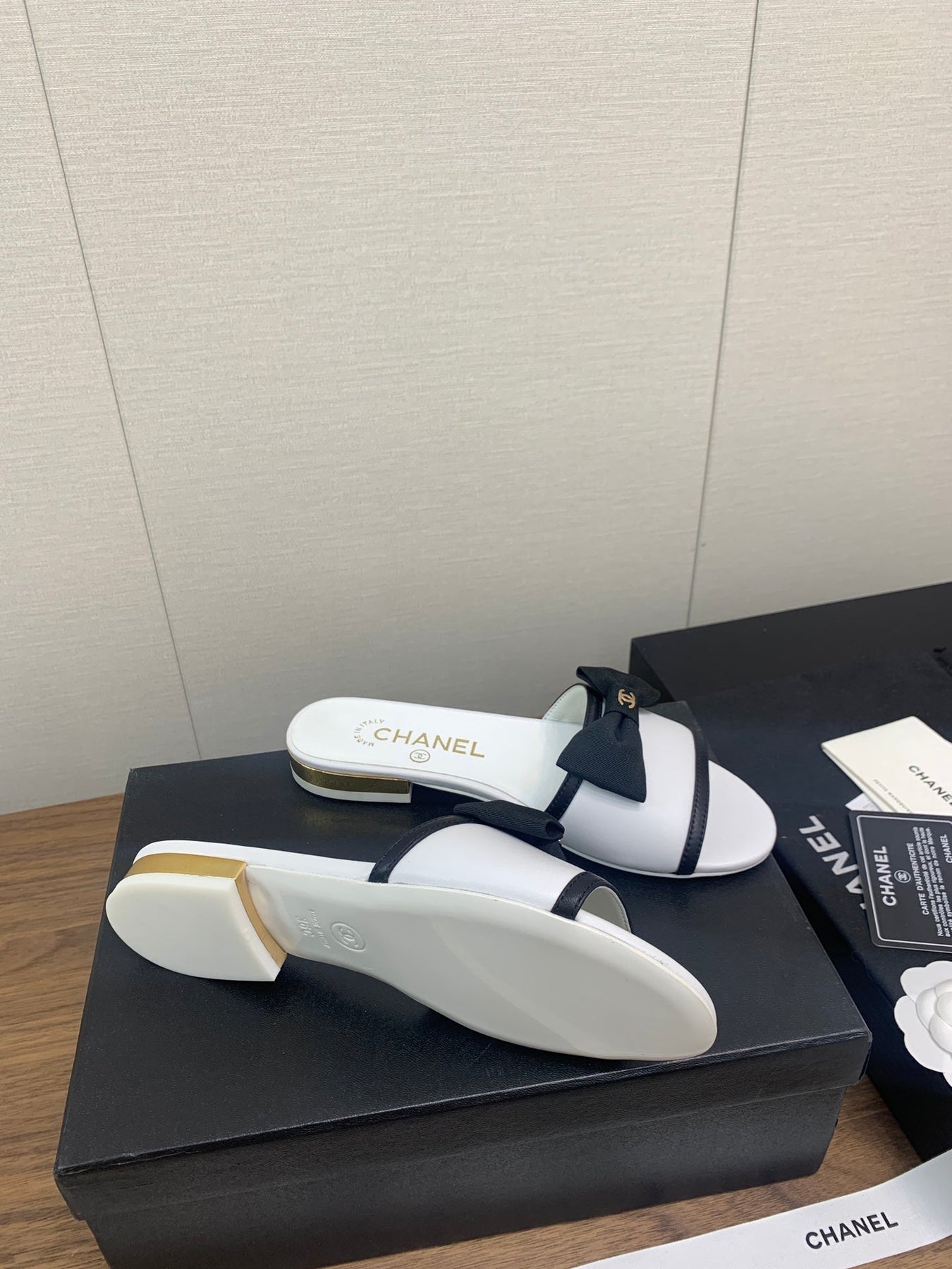 BOW SLIPPERS IN WHITE LAMBSKIN