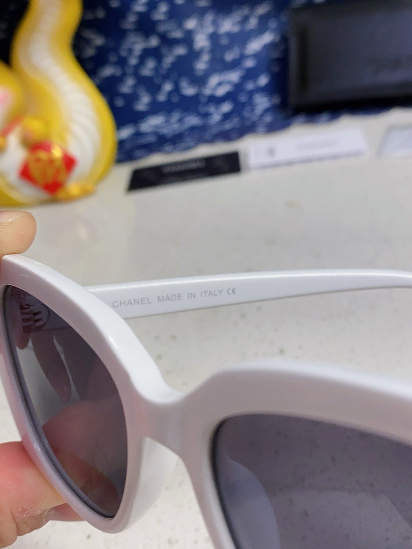 BUTTERFLY SUNGLASSES 641814 IN WHITE ACETATE GOLD METAL LOGO