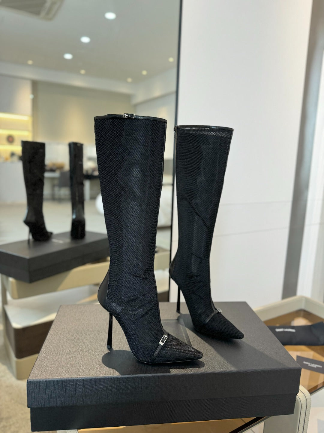 HIGH KNEE BOOTS IN BLACK MESH