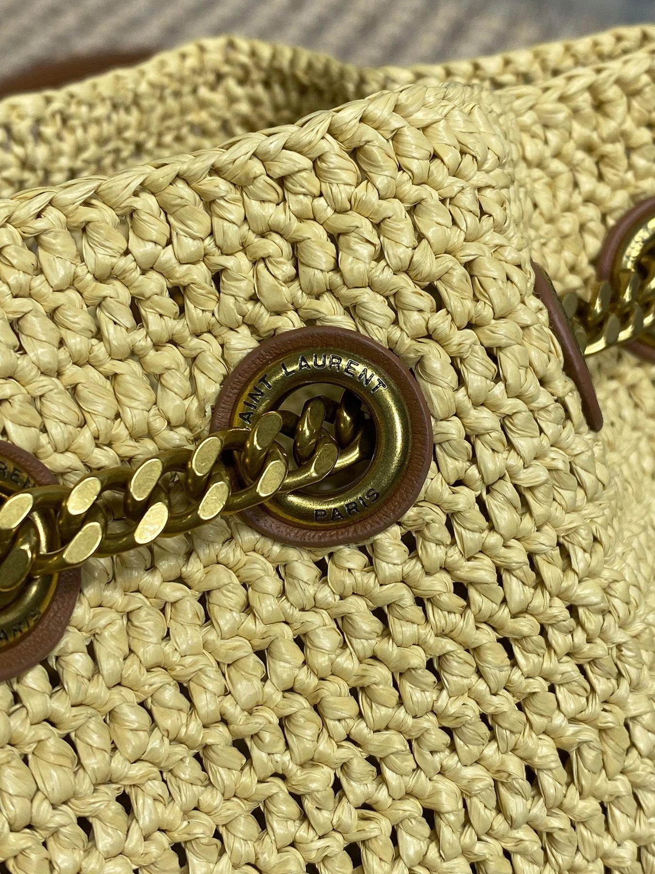 DRAWSTRING BUCKET BAG 19 IN BEIGE WOVEN RAFFIA AND CALFSKIN