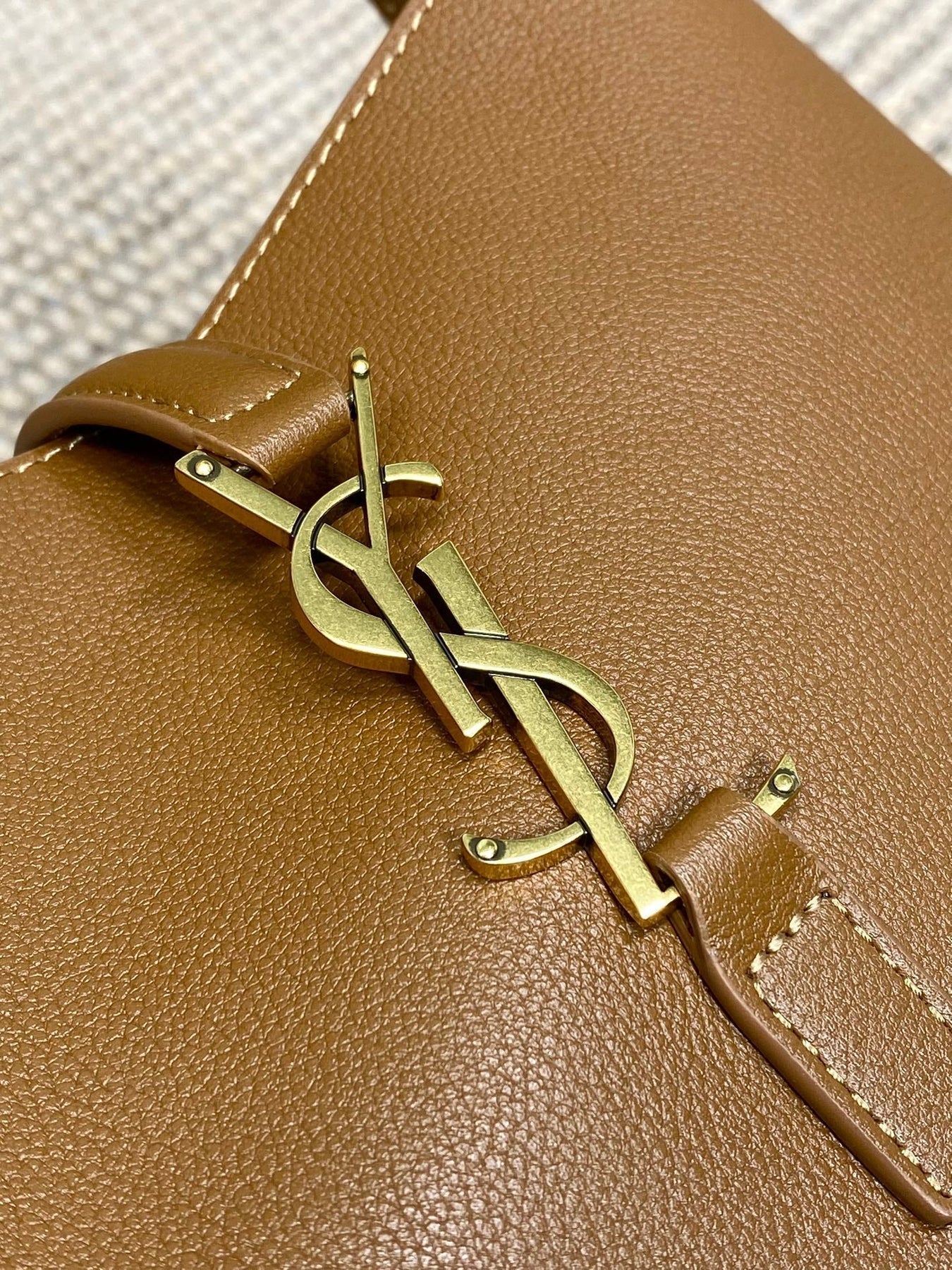 LE 5 À 7 SMALL SUPPLE 22 IN TORTILLA BROWN CALFSKIN GOLD BUCKLE