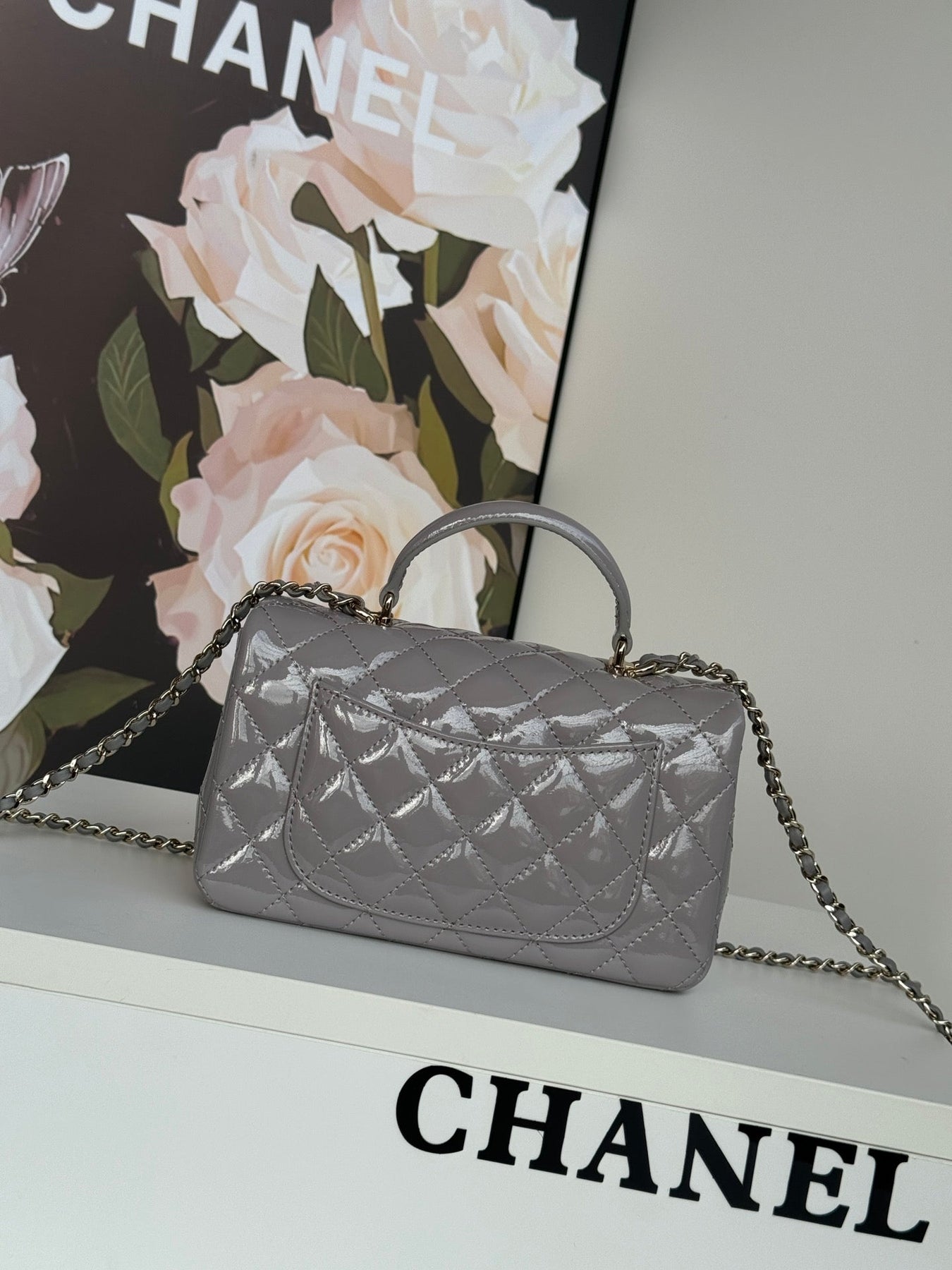 MINI FLAP BAG 20 IN LIGHT GRAY GLOSSY CALFSKIN GOLD HARDWARE