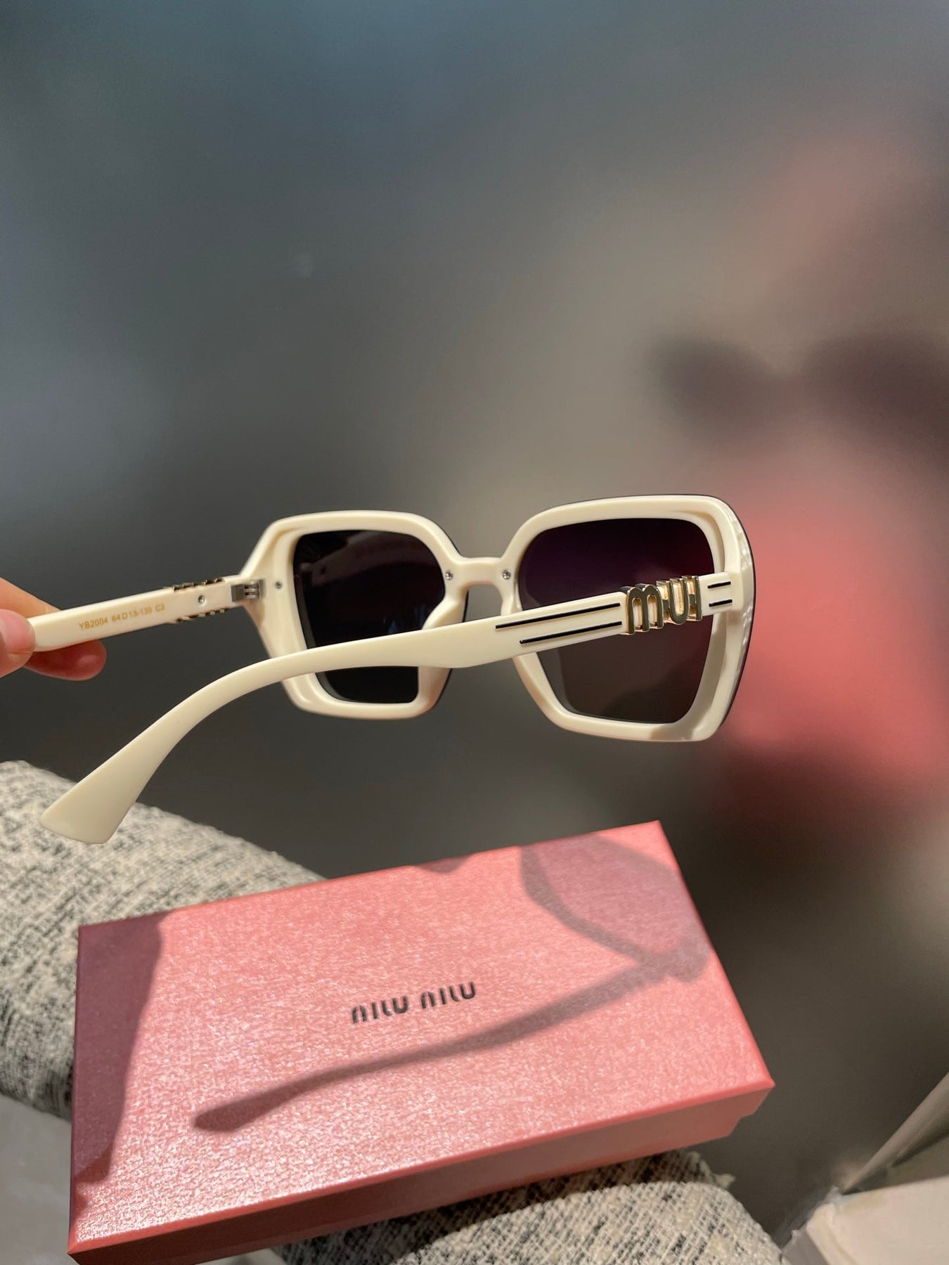 RUNWAY SQUARE SUNGLASSES 513101 IN WHITE ACETATE