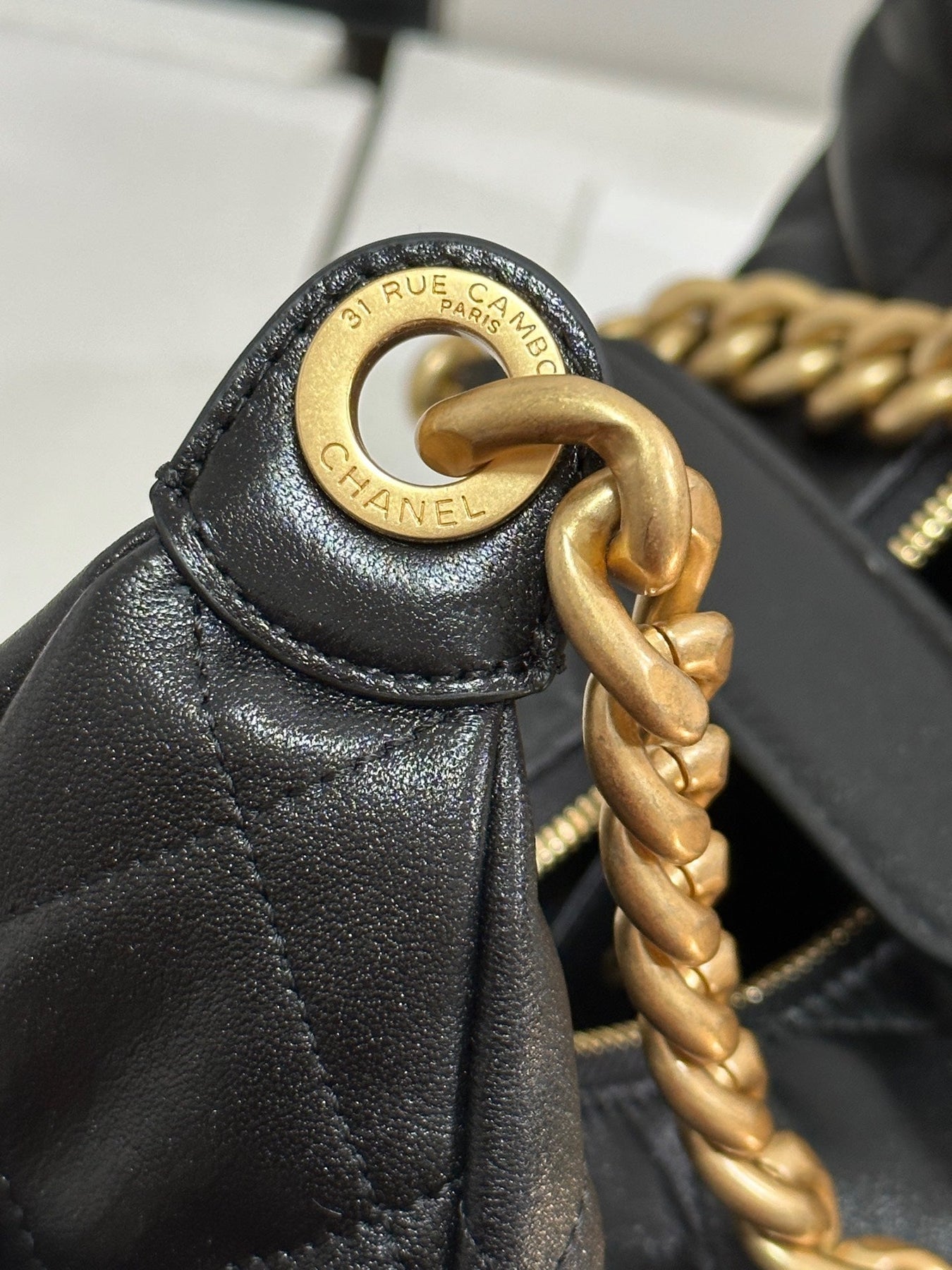 QUILTED HOBO CARGO BAG 31 IN BLACK CALFSKIN GOLD CHAIN