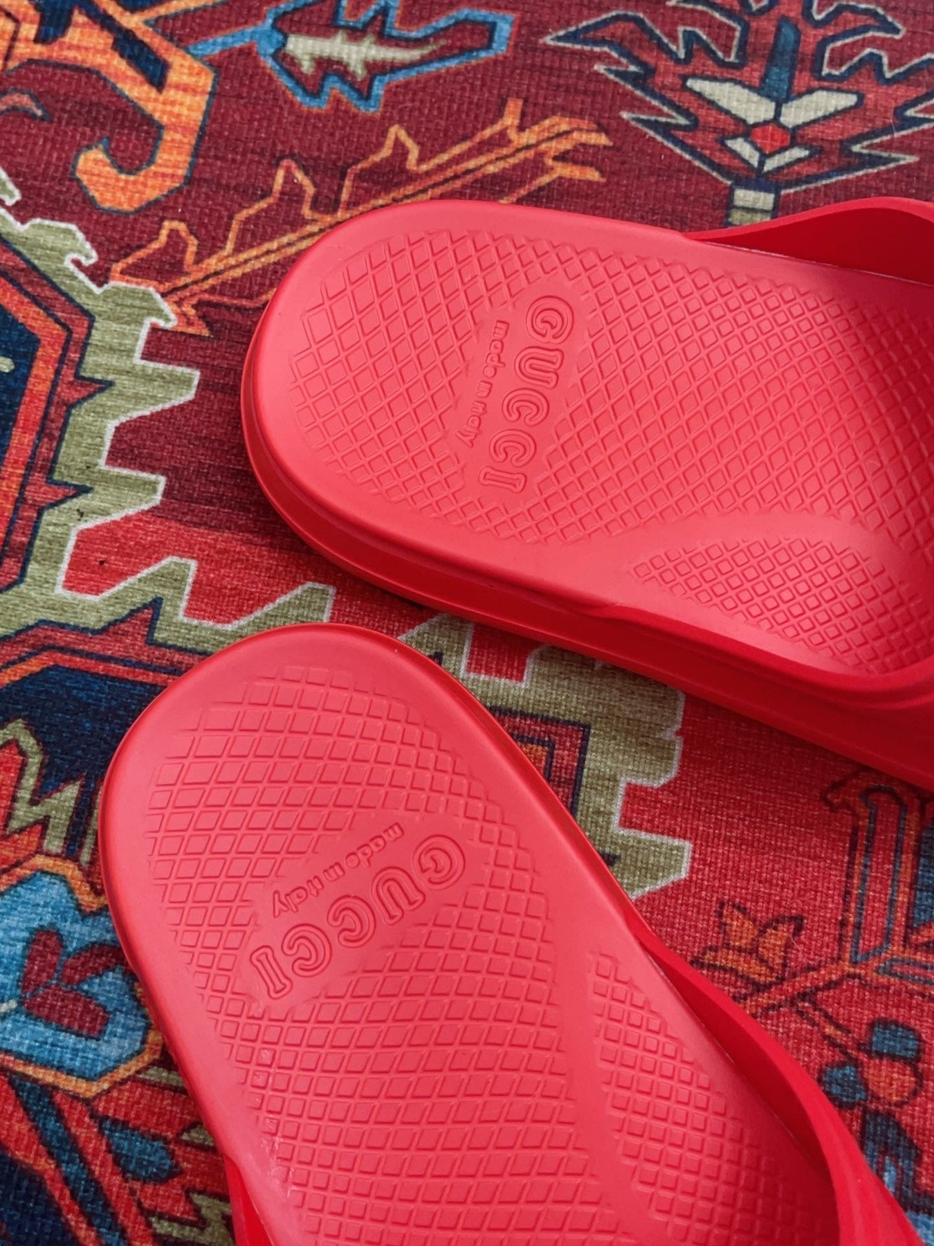GG INTERLOCKING G SLIDE SANDAL CRIMSON RUBBER