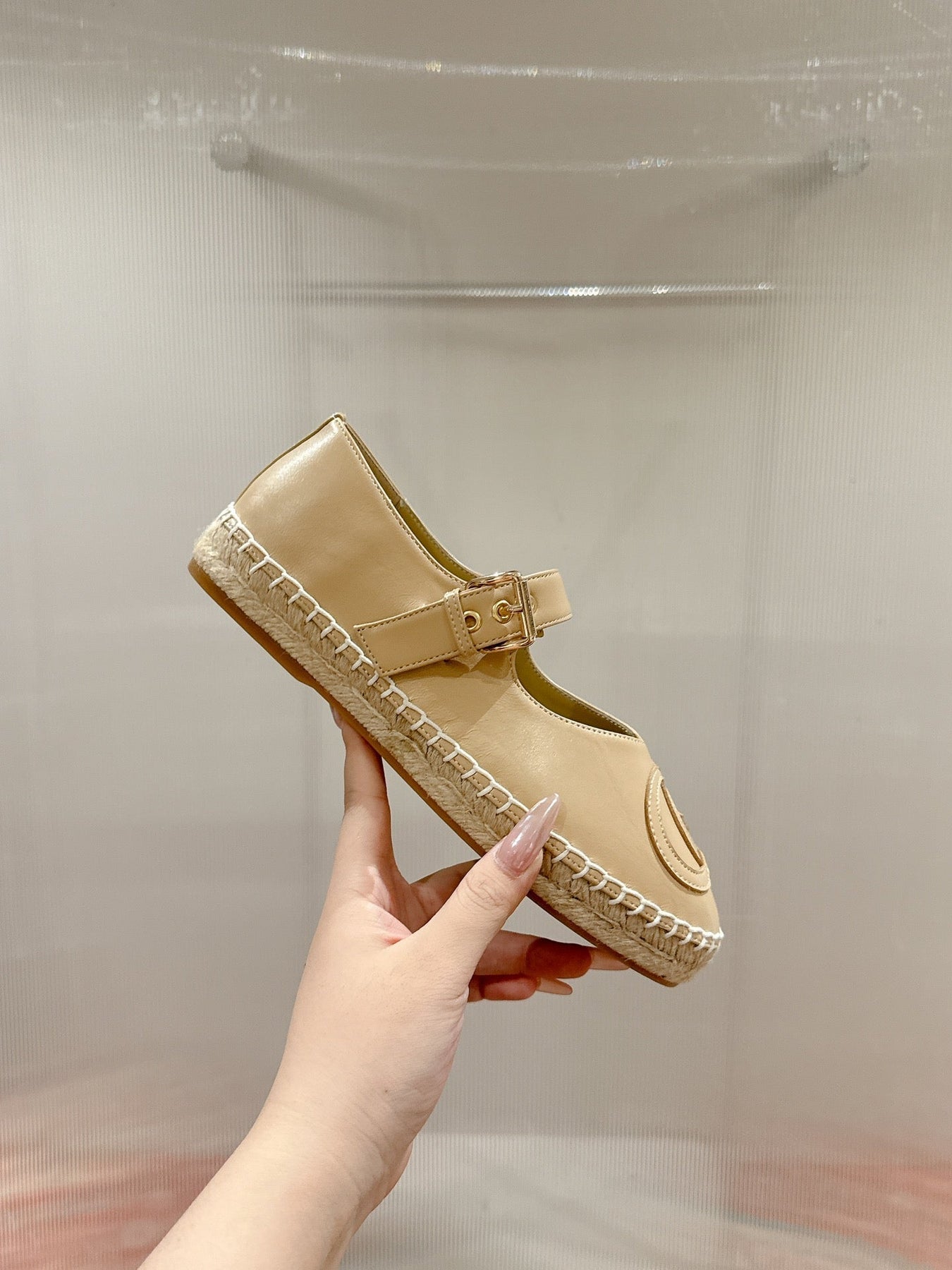 GG CROSS STRAP FLAT SHOES IN BEIGE CALFSKIN WITH STRAW SOLE