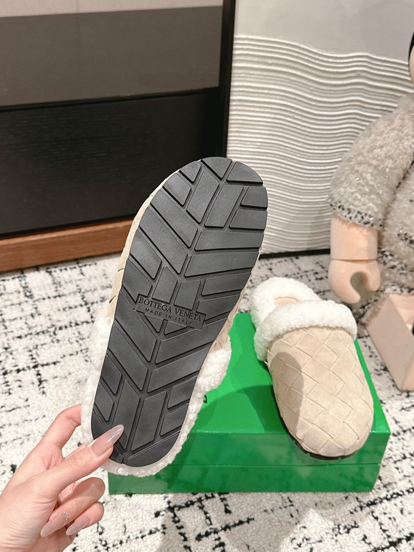 REGGIE SLIPPER IN BEIGE SUEDE AND SHEARLING LINING