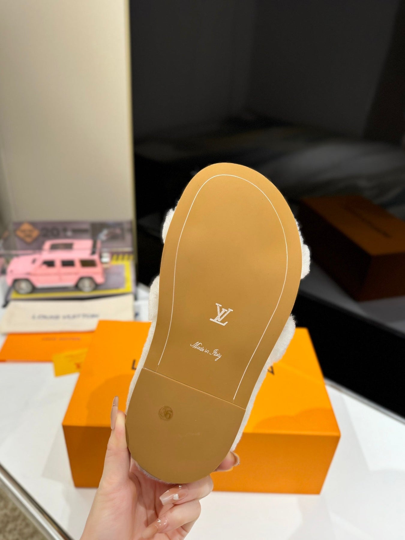 FURRY SLIPPER IN WHITE SHEARLING