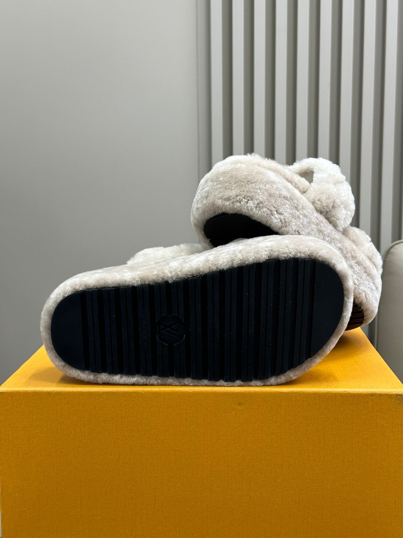 LV WOMEN SUNSET PLATFORM COMFORT MULE IN BEIGE FLEECE