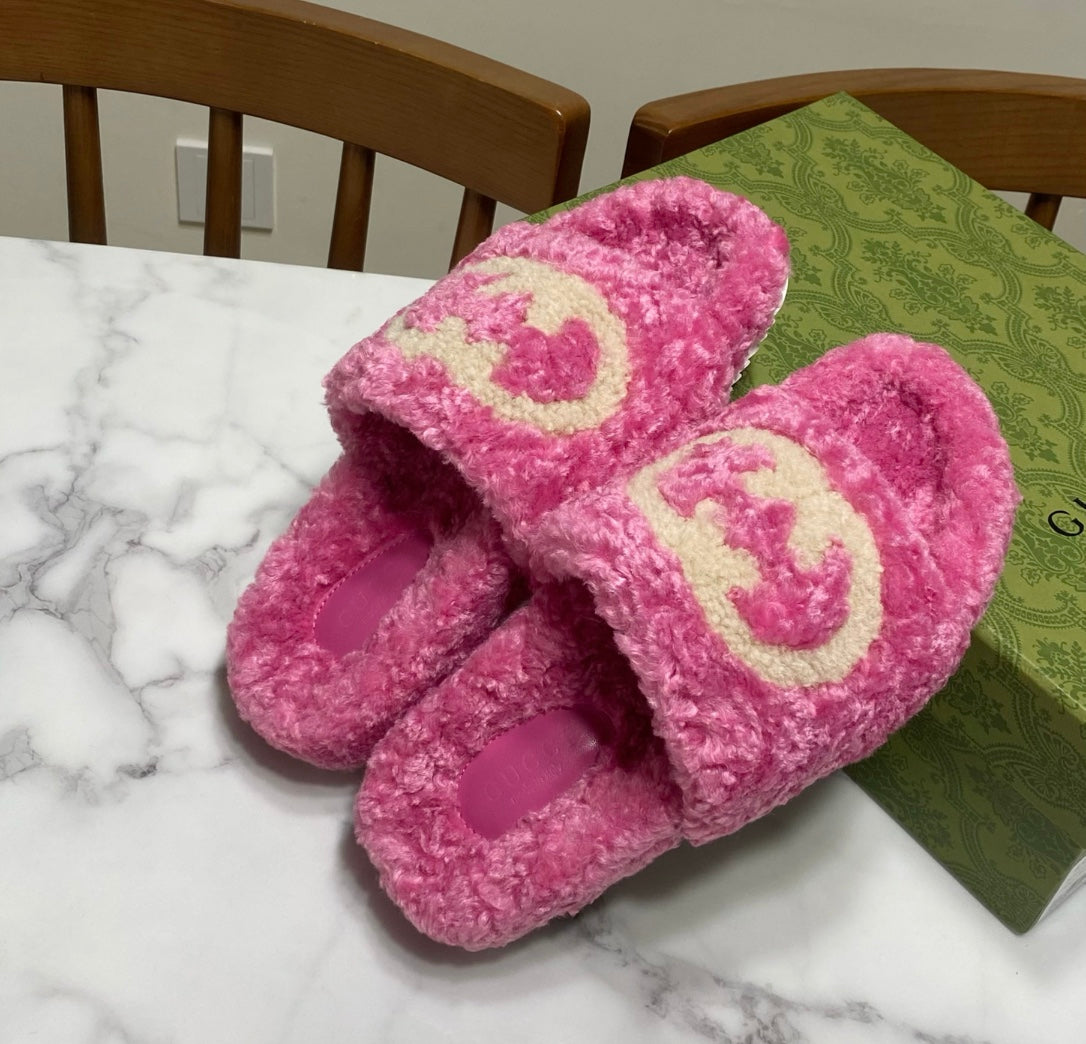 INTERLOCKING G SLIDE SANDAL IN PINK LAMB WOOL