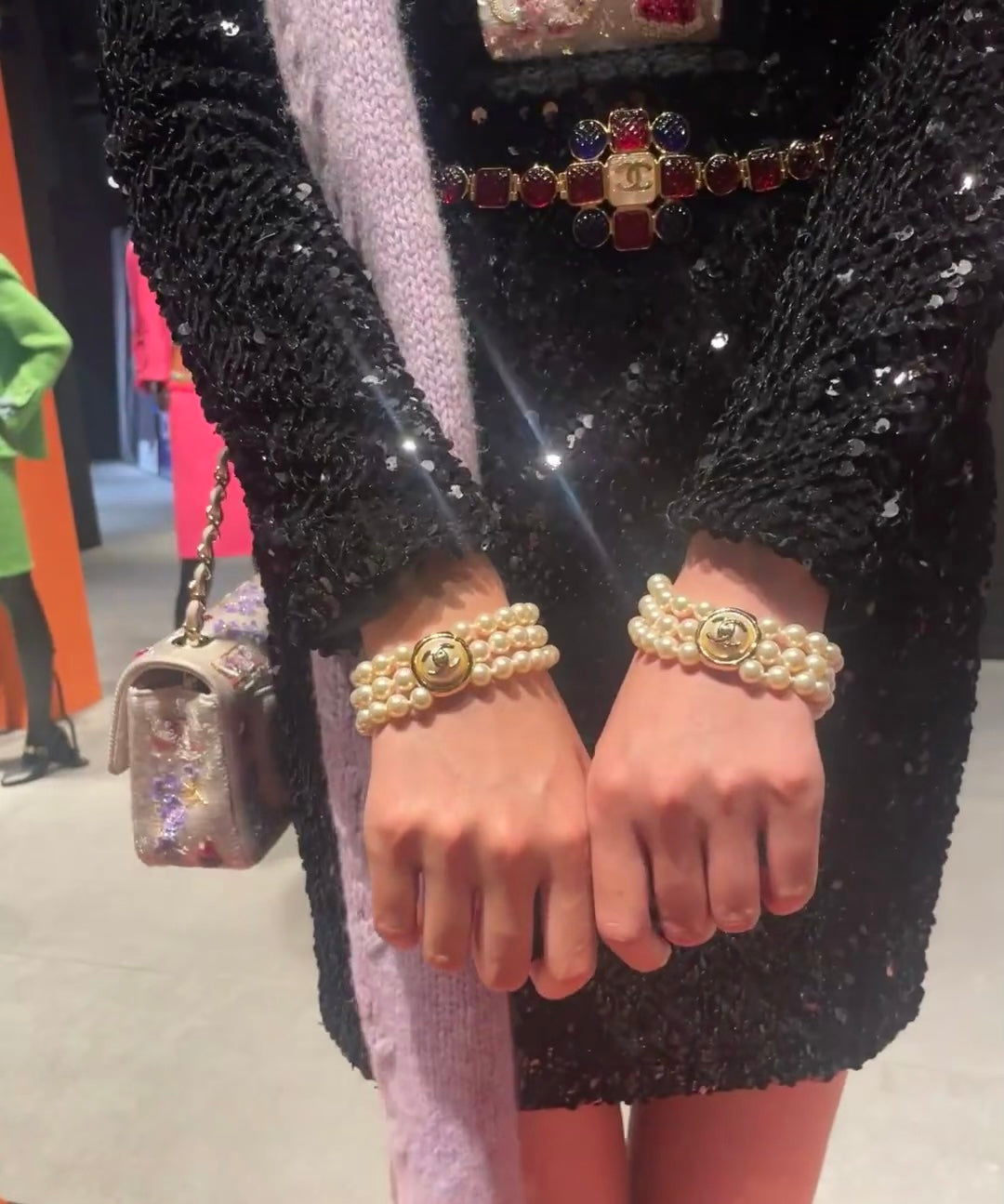 CC ROUND BUTTON RESIN BRACELET WITH THREE LAYERS OF PEARLS