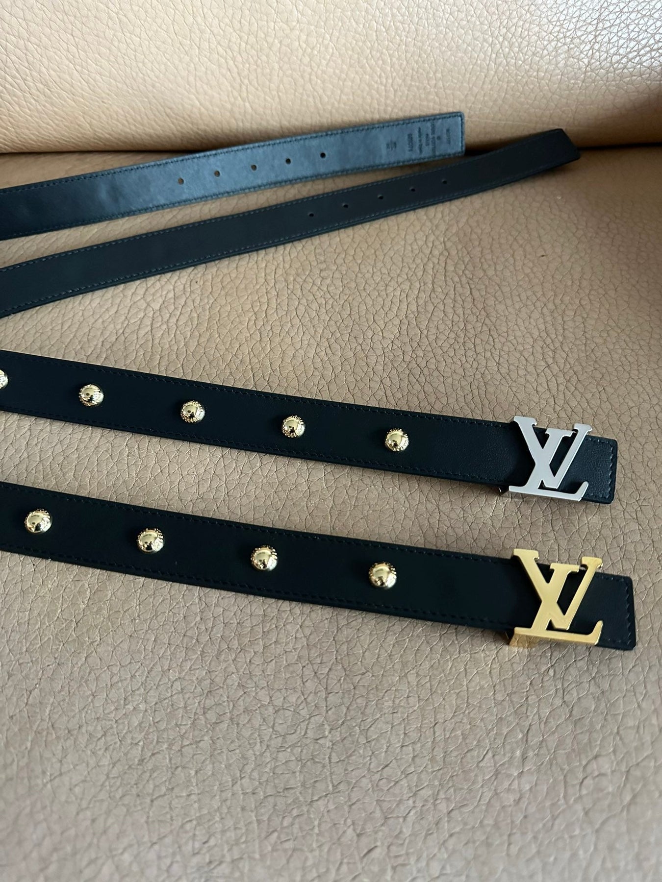 LV INITIALES STUDS 30 MM REVERSIBLE BELT IN BLACK CALFSKIN GOLD HARDWARE