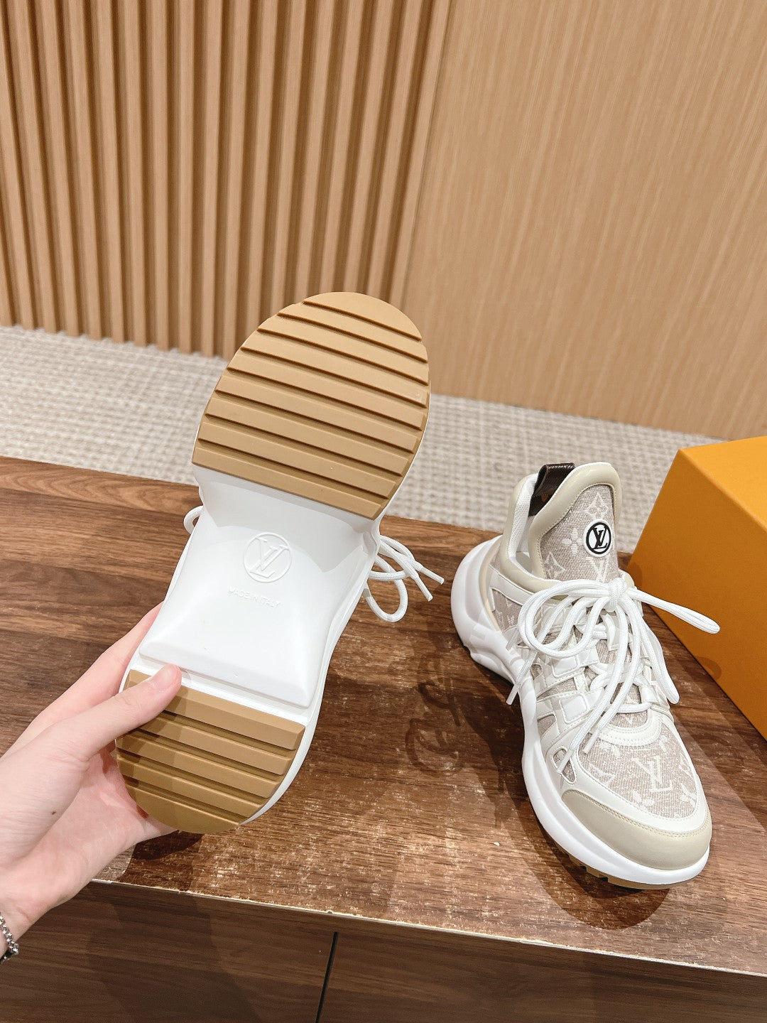 LV ARCHLIGHT SNEAKER IN WHITE CALFSKIN AND CAMEL BEIGE MONOGRAM DENIM