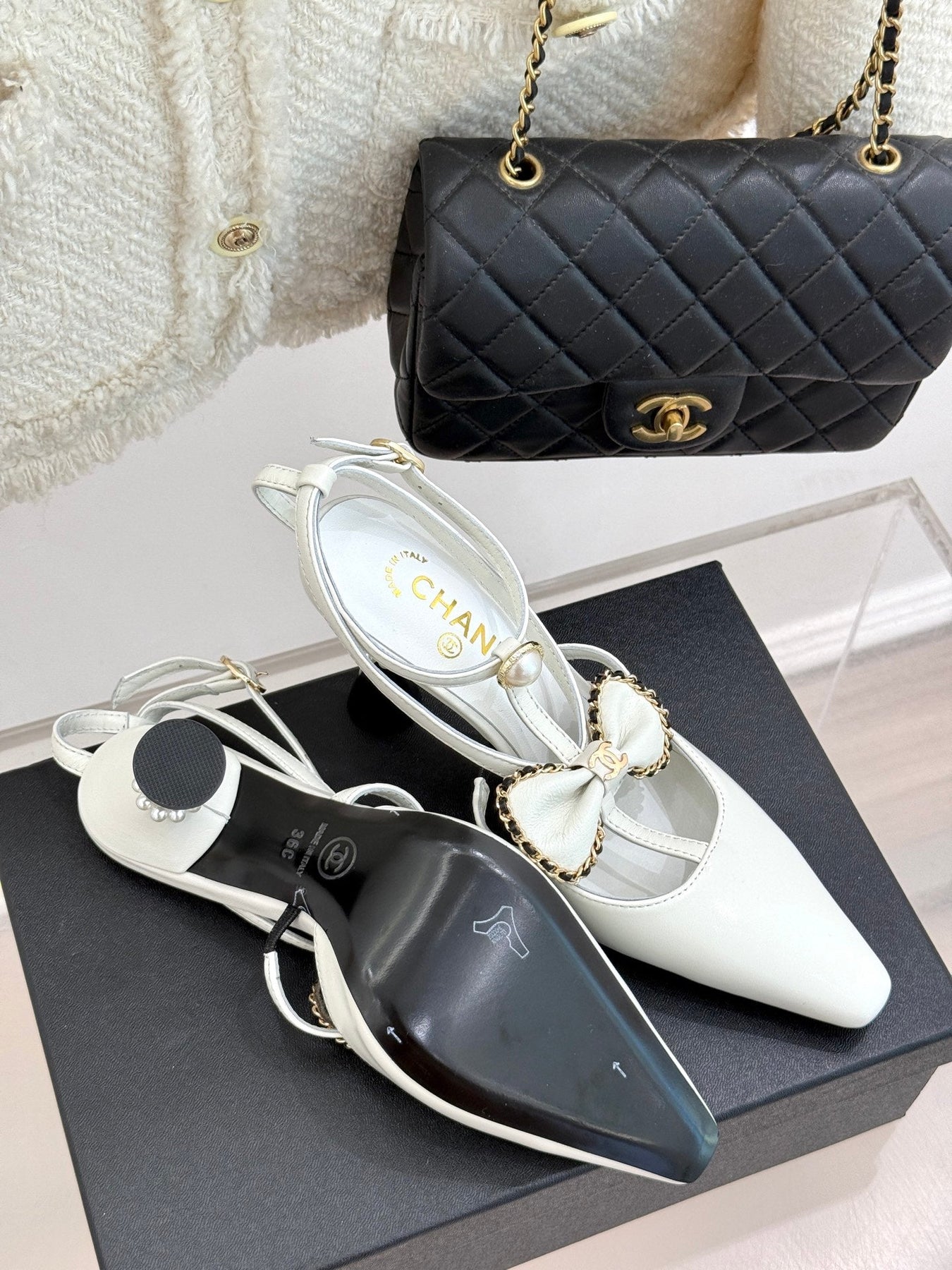 CHAIN BOW HIGH HEEL 8 CM SLINGBACKS IN WHITE SUEDE