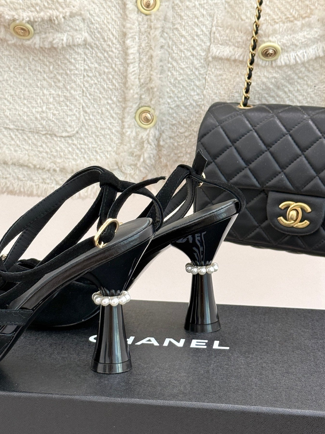 CHAIN BOW HIGH HEEL 8 CM SLINGBACKS IN BLACK SUEDE