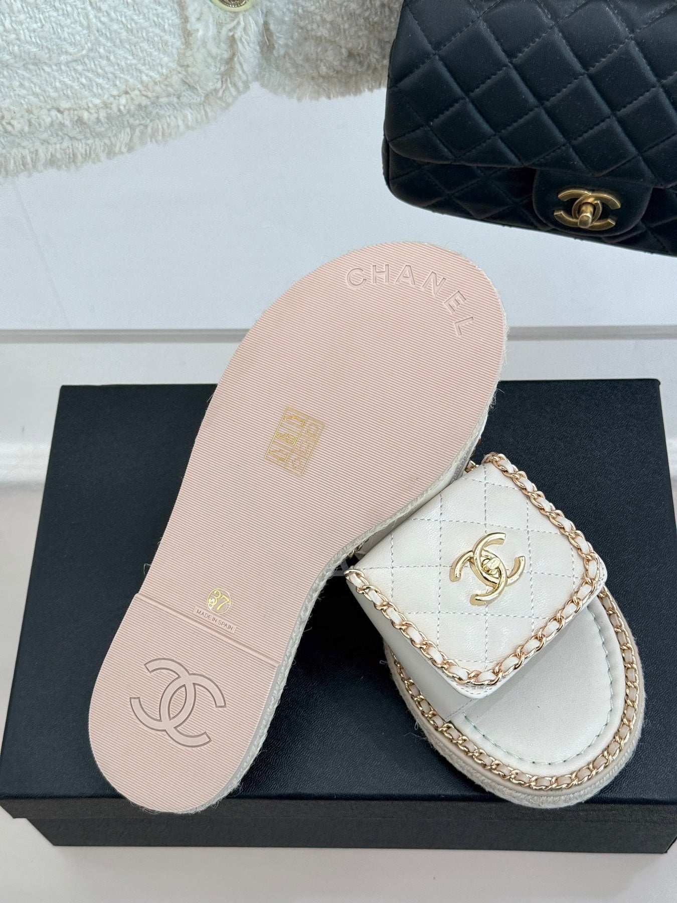 FLAT CHAIN HEART SLIPPER IN WHITE LAMBSKIN